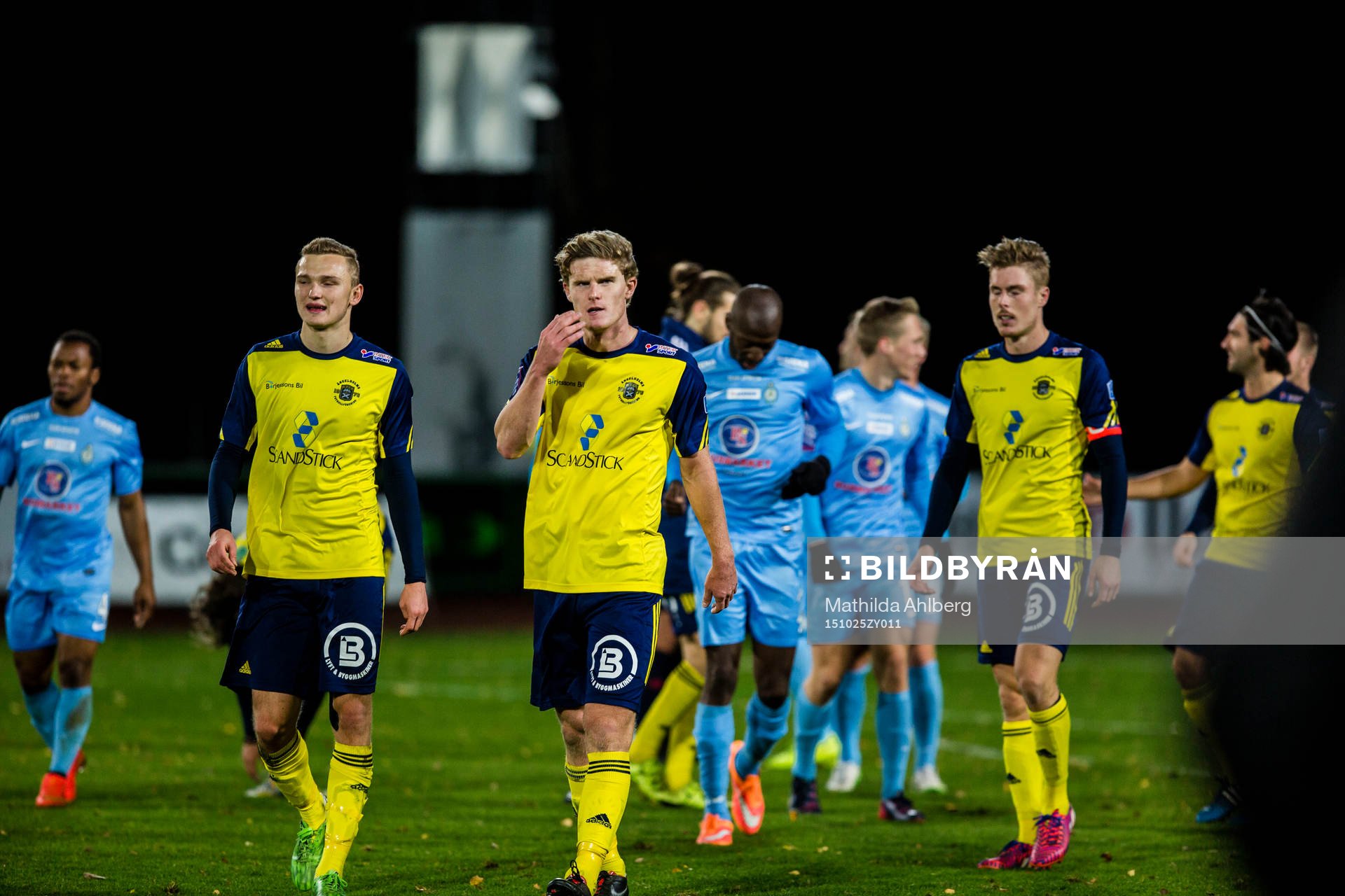 Ängelholms spelare lämnar plan