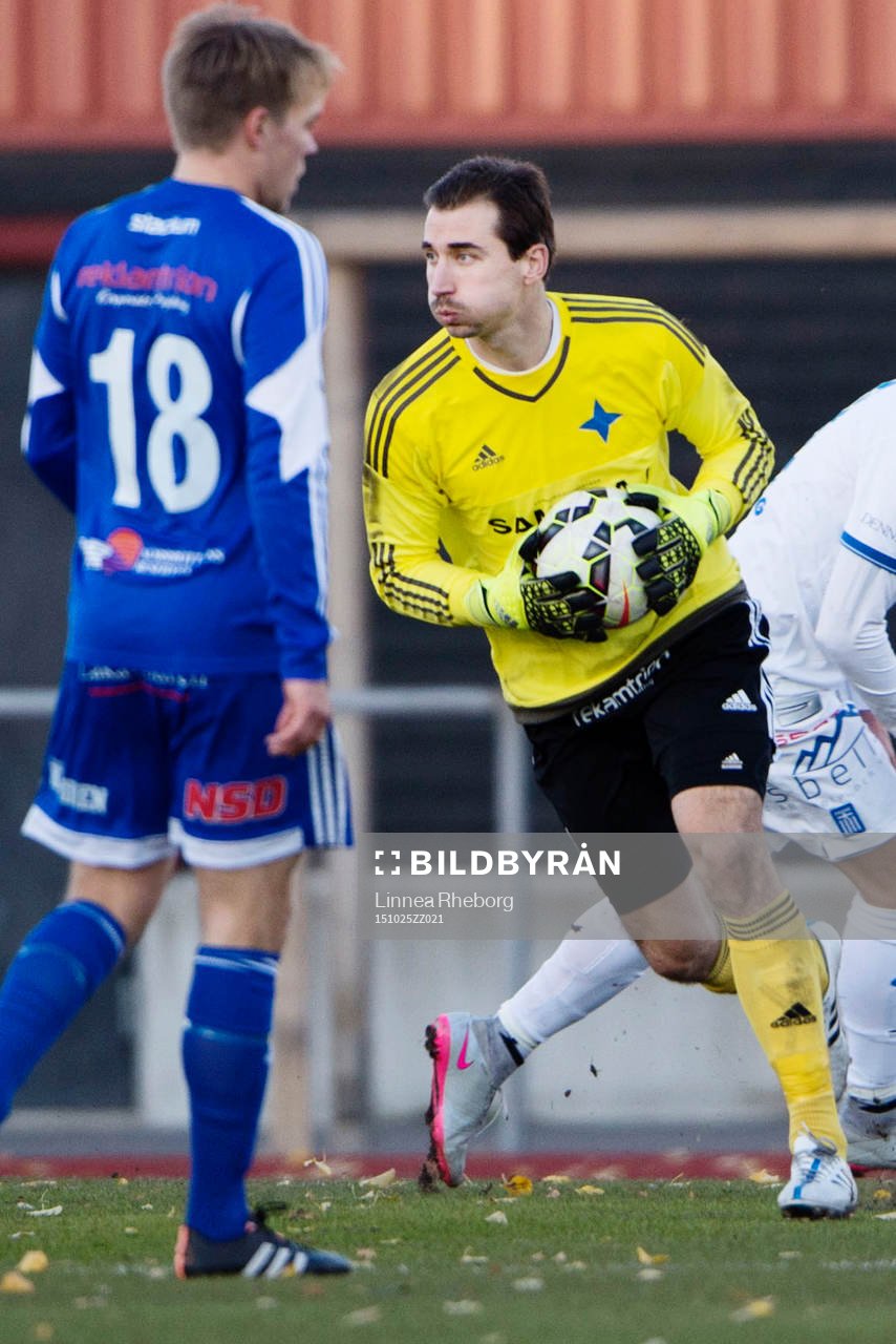 Luleås målvakt Vladimir Sudar gör en räddning