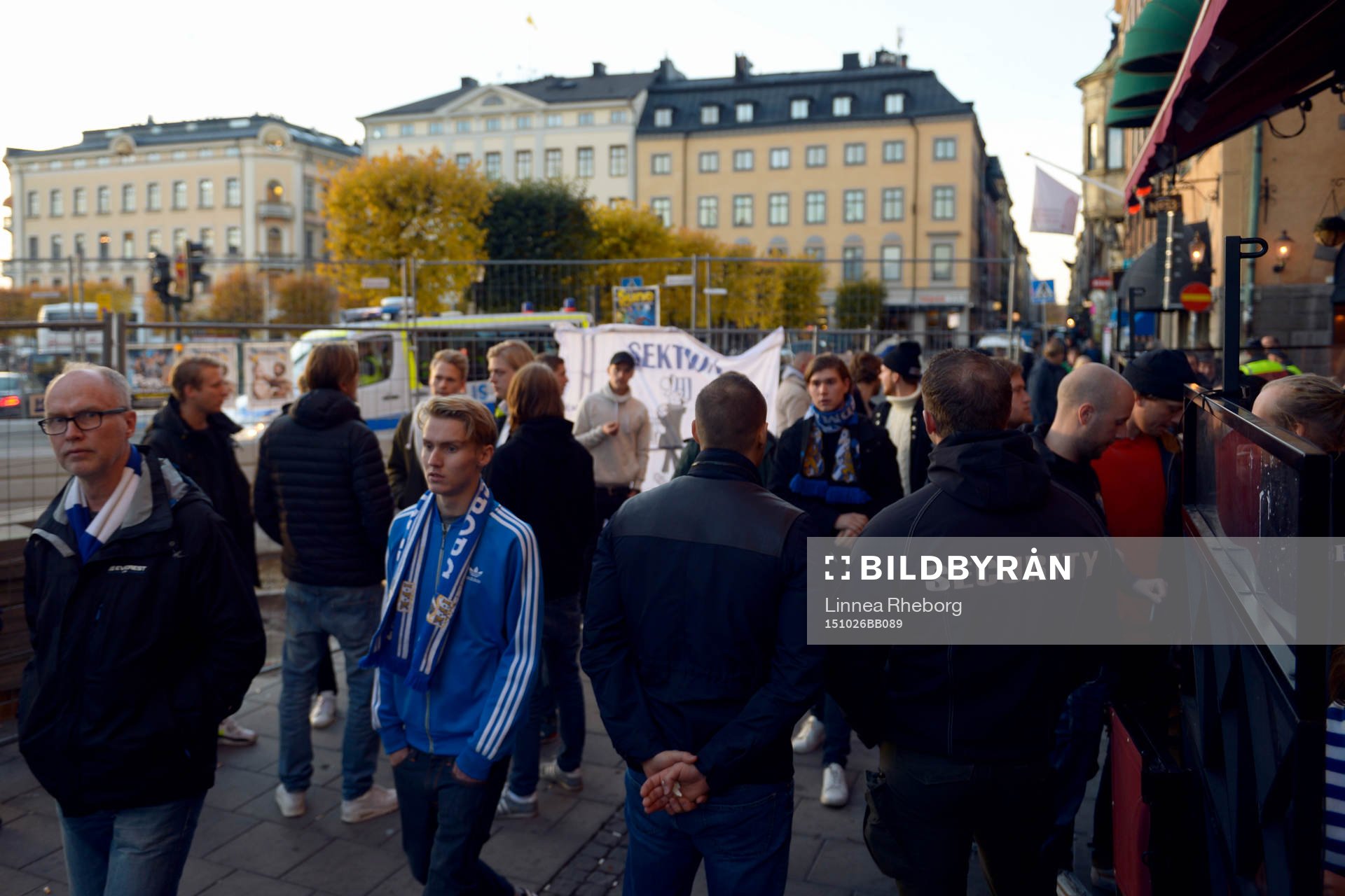 Kvällssol över IFK Göteborgs fans utanför The Temple Bar