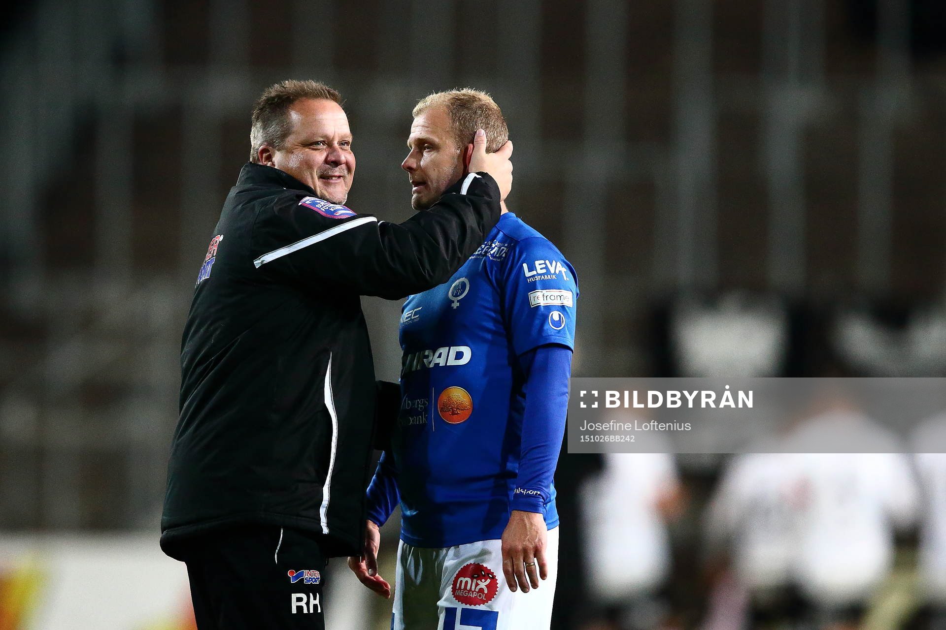 Åtvidabergs tränare Roar Hansen kramar om Kristian