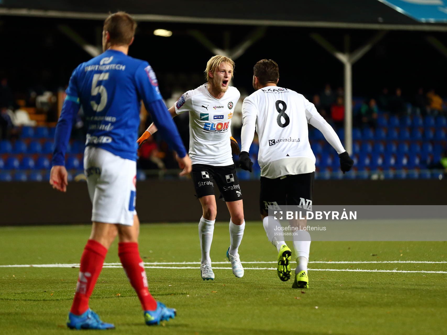 Örebros Kalle Holmberg jublar med målgörare Astrit