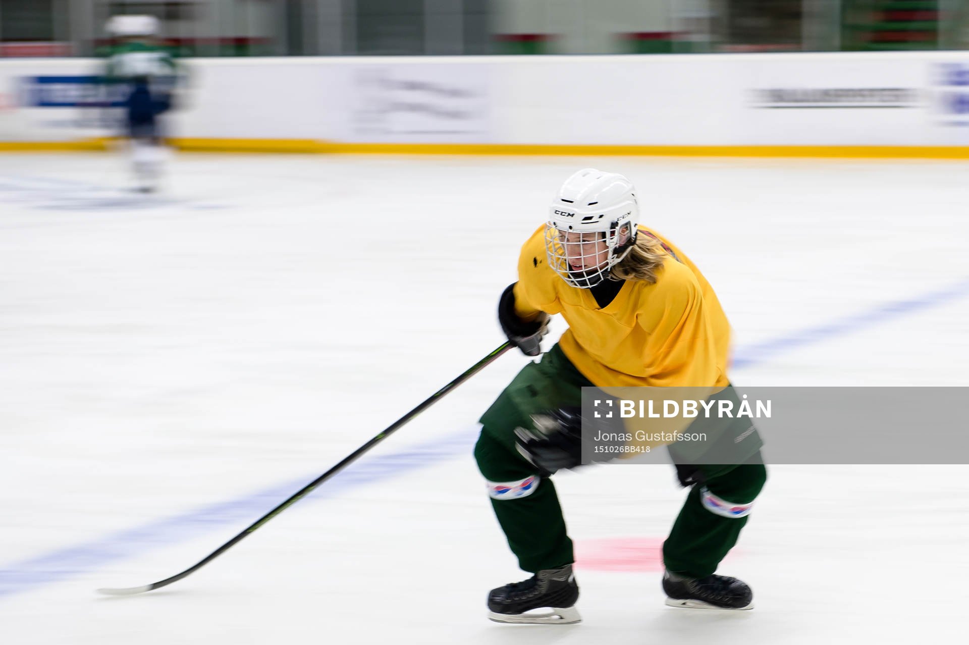 Jonathan Söderlund i Tingsryds U16 lag instrueras av sin