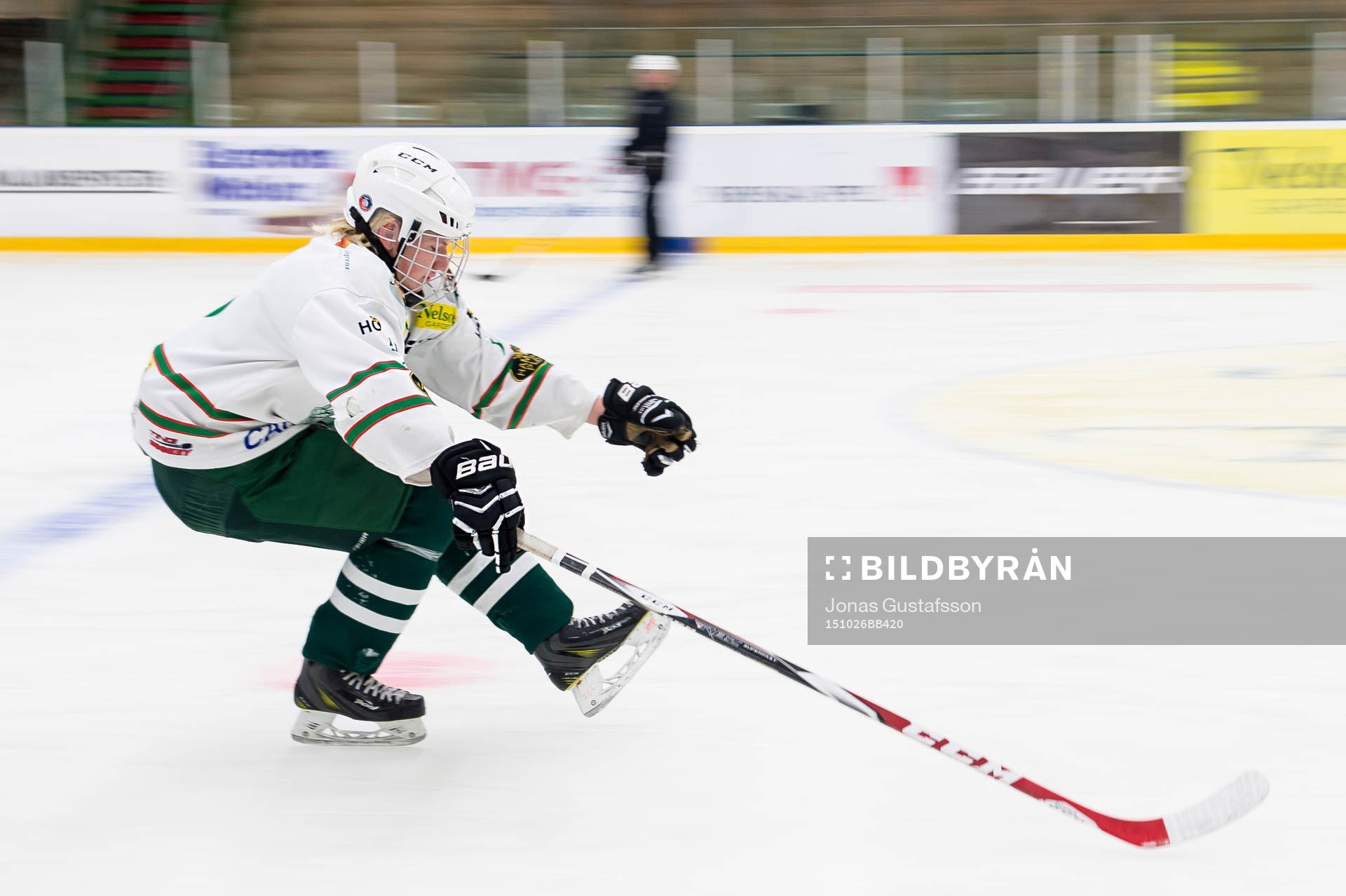 Emil Källström i Tingsryds U16 lag instrueras av sin