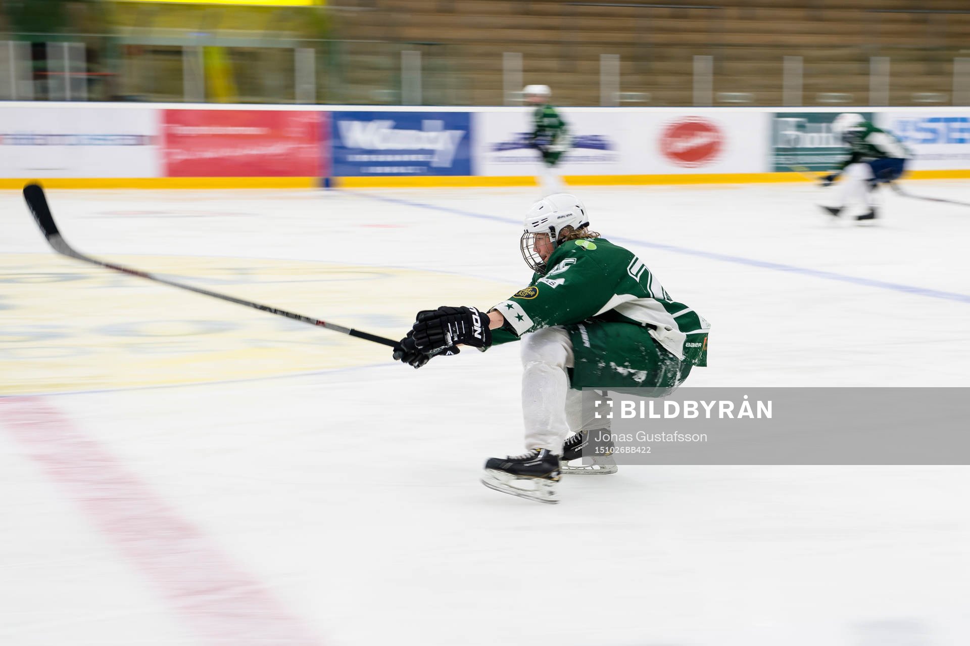 Ungdomar i Tingsryds U16 lag instrueras av sin tränare Ulf