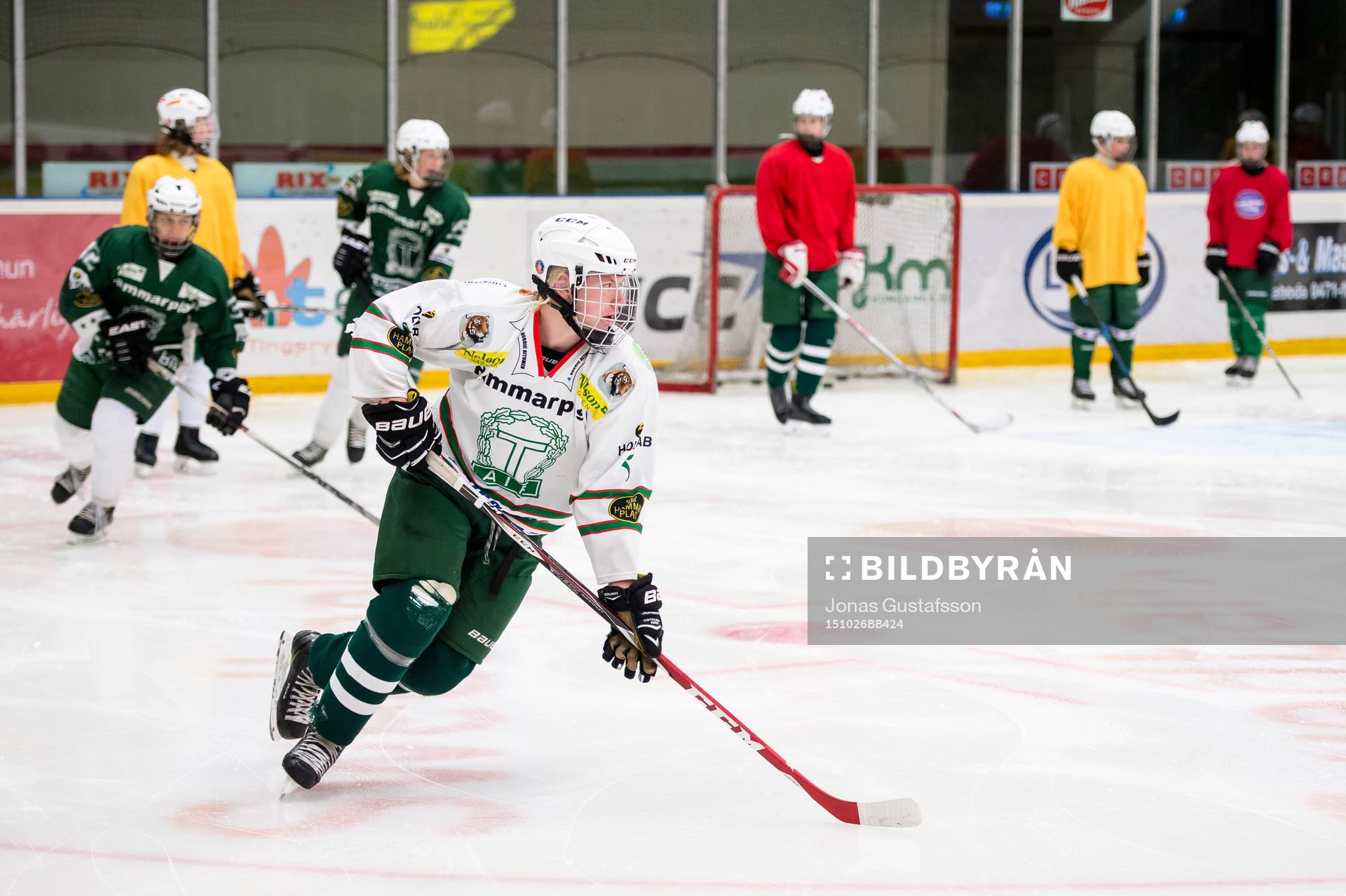 Emil Källström i Tingsryds U16 lag instrueras av sin