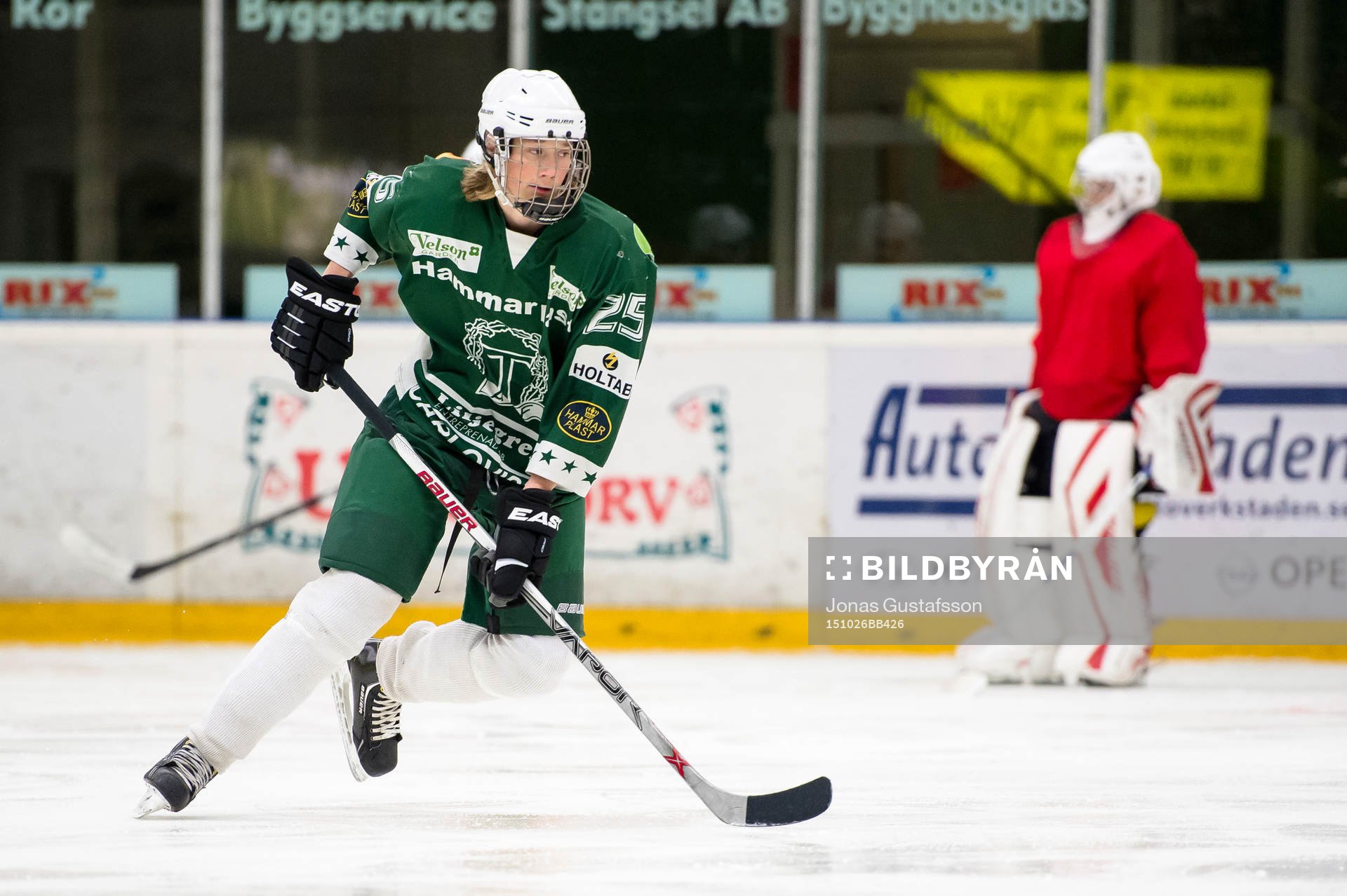 Anton Humble i Tingsryds U16 lag instrueras av sin tränare