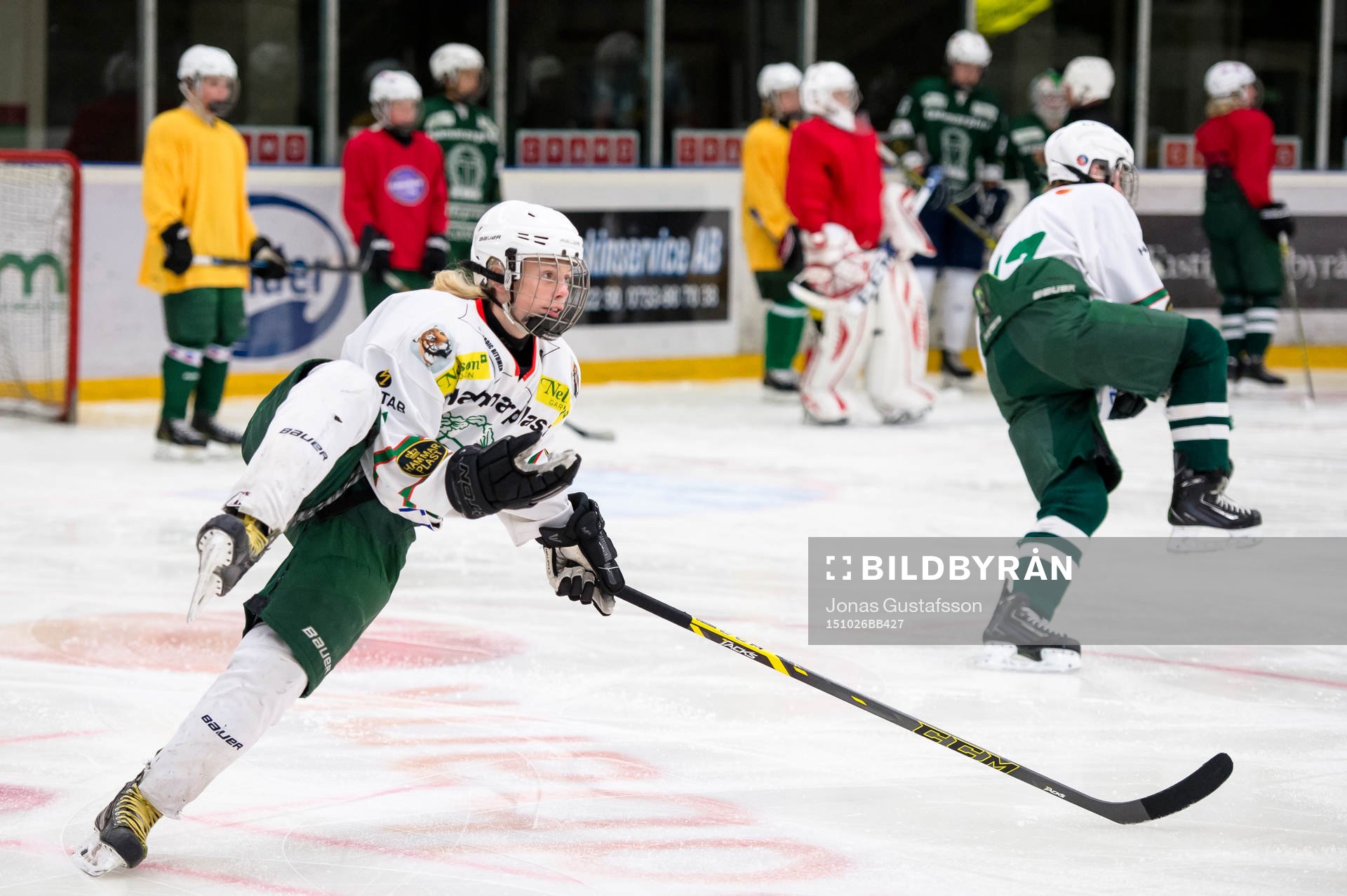 Anton Jernemyr i Tingsryds U16 lag instrueras av sin