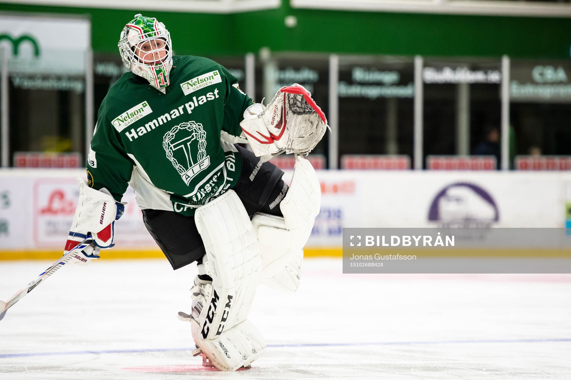 Målvakt Emil Cederlund  i Tingsryds U16 lag instrueras av