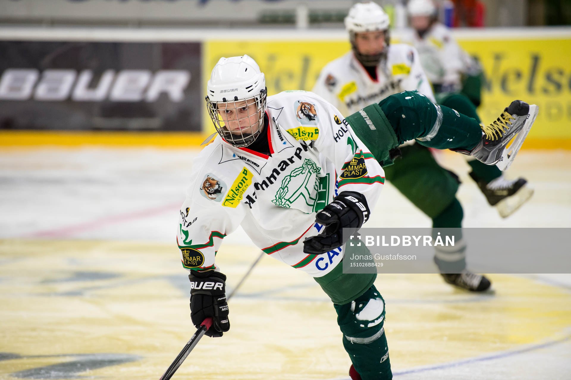 William Pettersson i Tingsryds U16 lag instrueras av sin