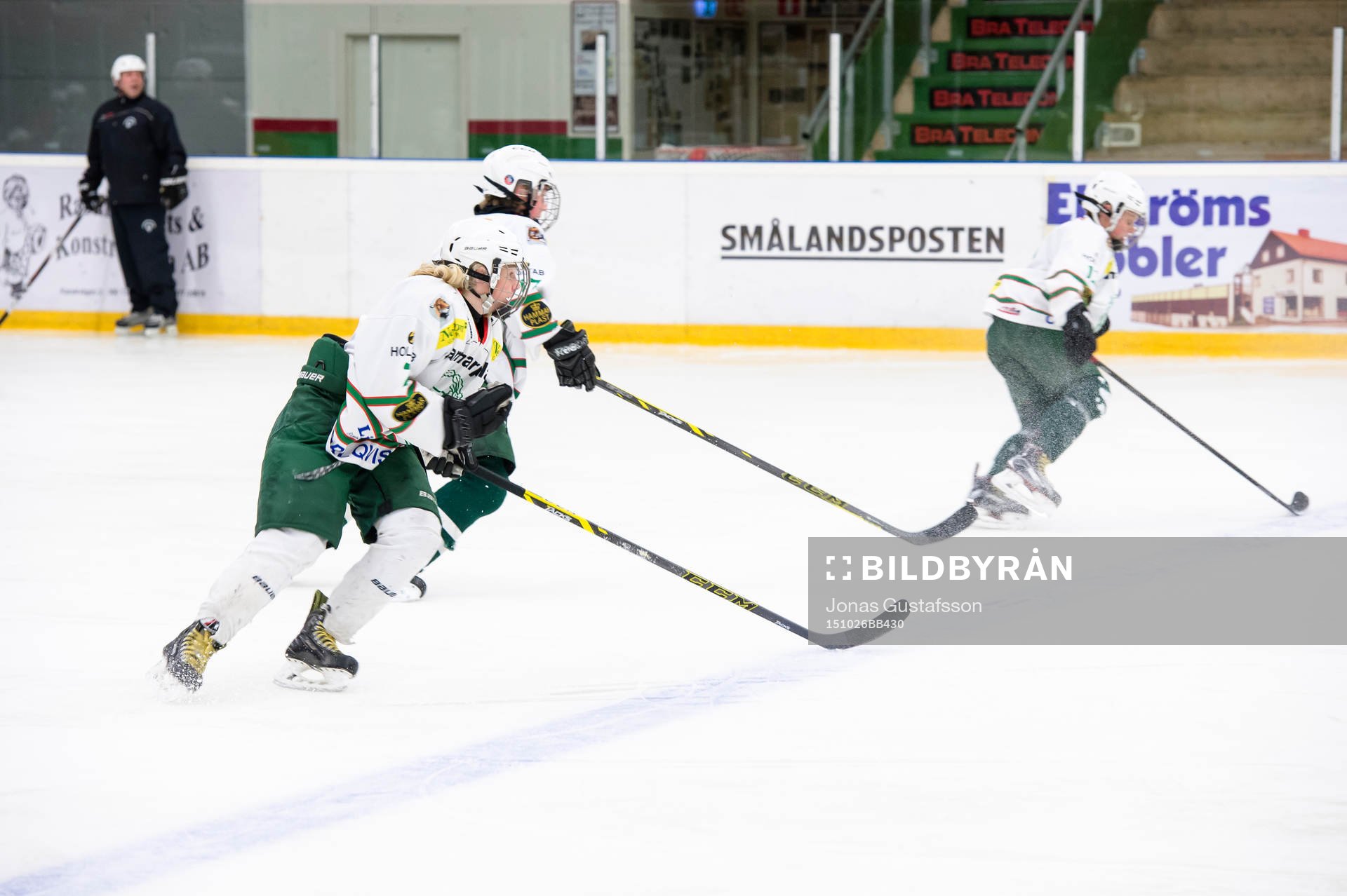 Ungdomar i Tingsryds U16 lag instrueras av sin tränare Ulf
