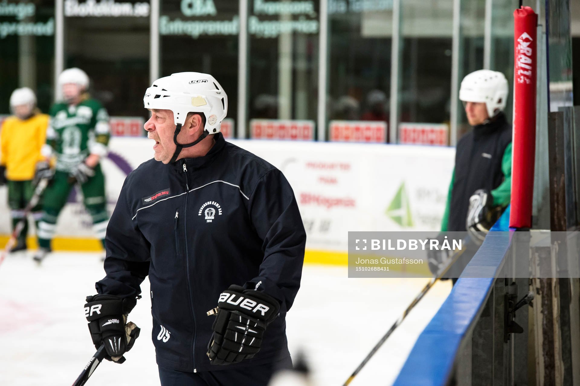 Ungdomar i Tingsryds U16 lag instrueras av sin tränare Ulf