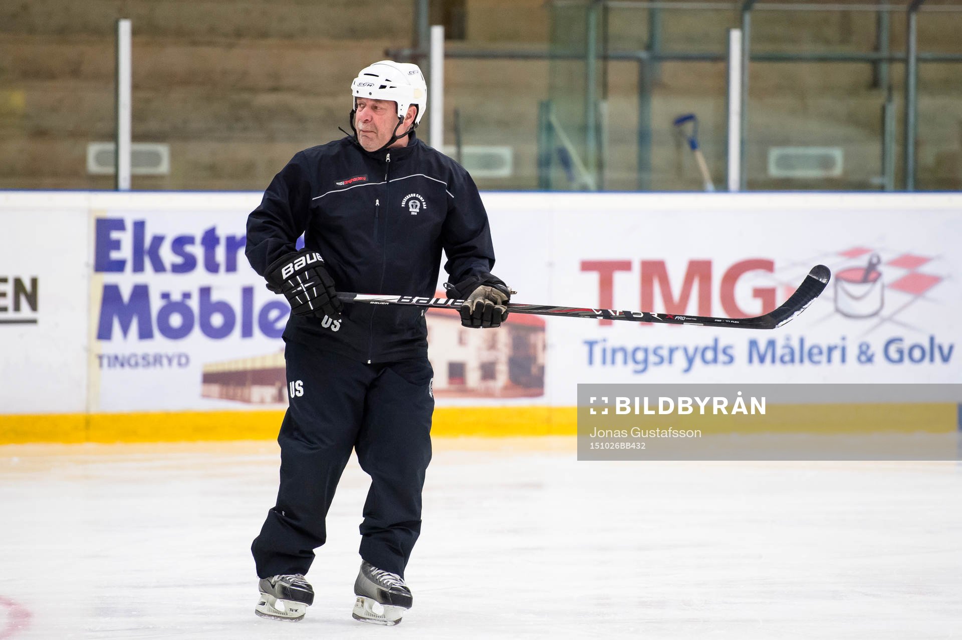 Ungdomar i Tingsryds U16 lag instrueras av sin tränare Ulf