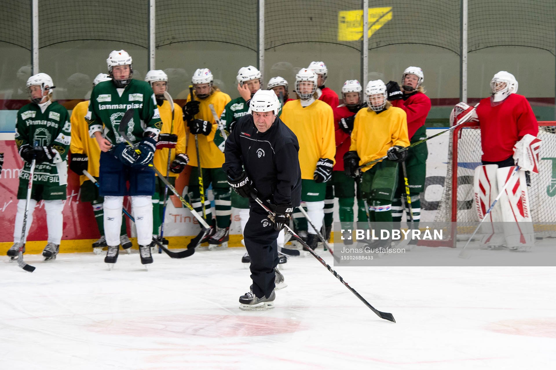 Ungdomar i Tingsryds U16 lag instrueras av sin tränare Ulf