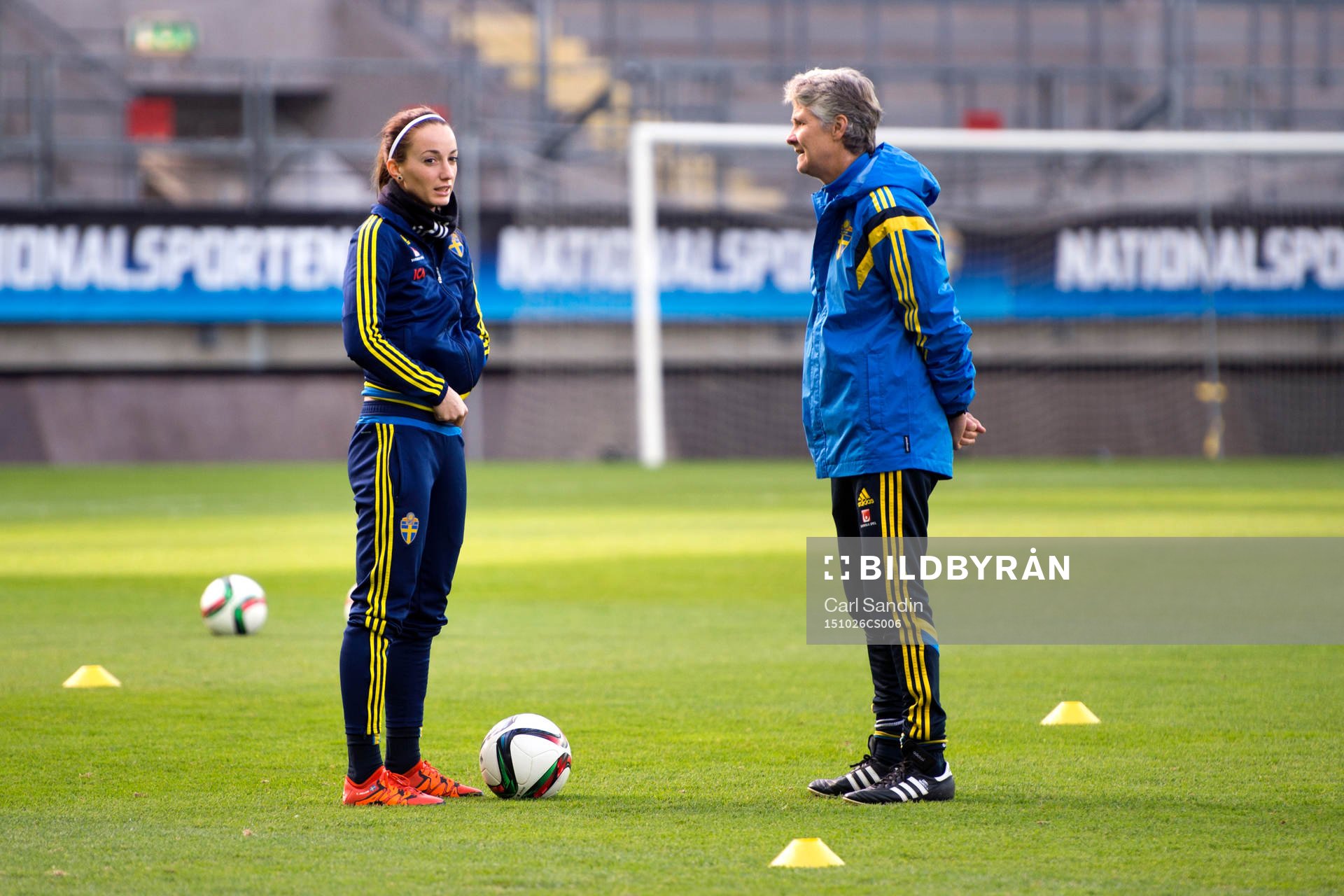 Sveriges Kosovare Asllani och förbundskapten Pia Sundhage