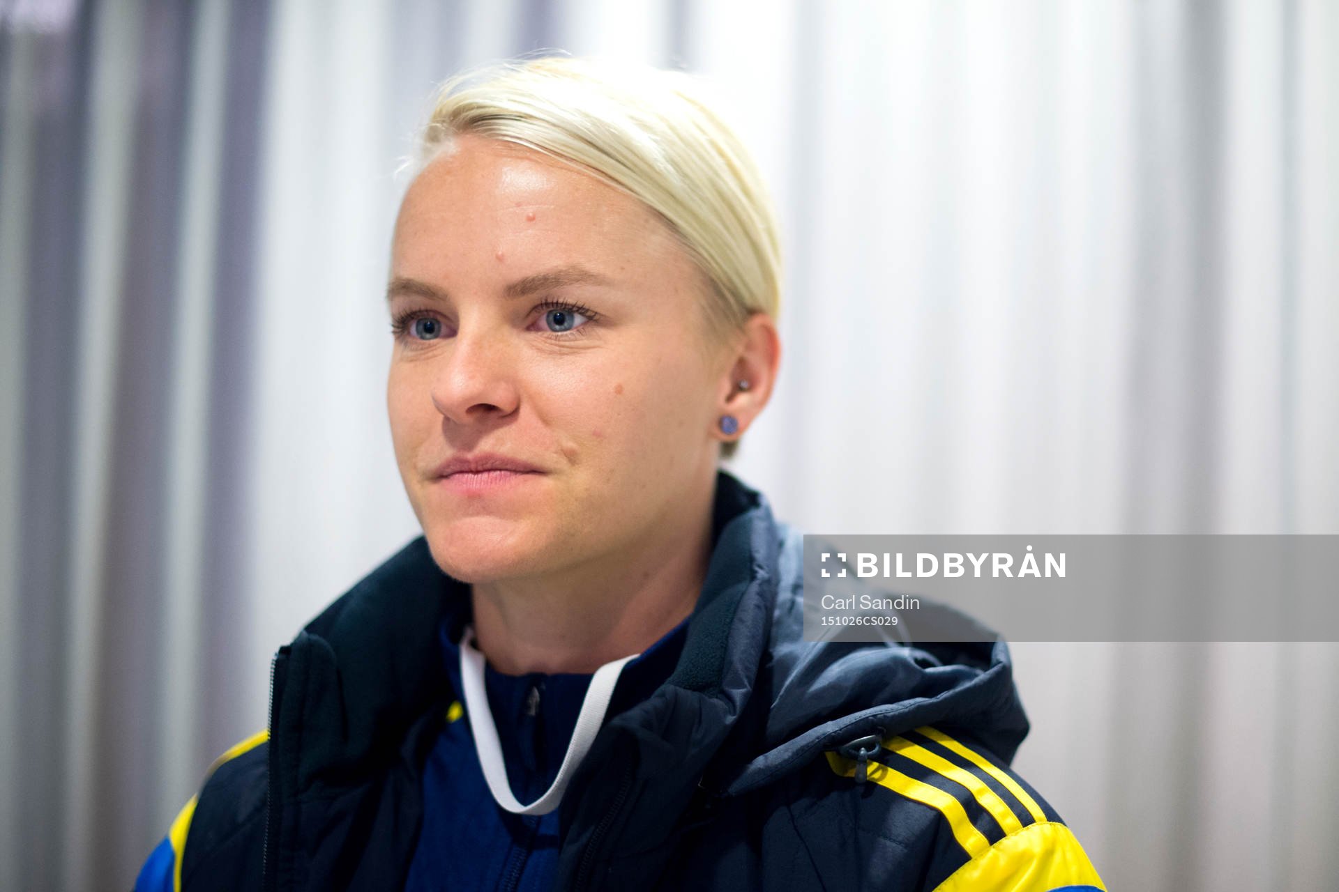 Sveriges Nilla Fischer bli intervjuad innan en träning med