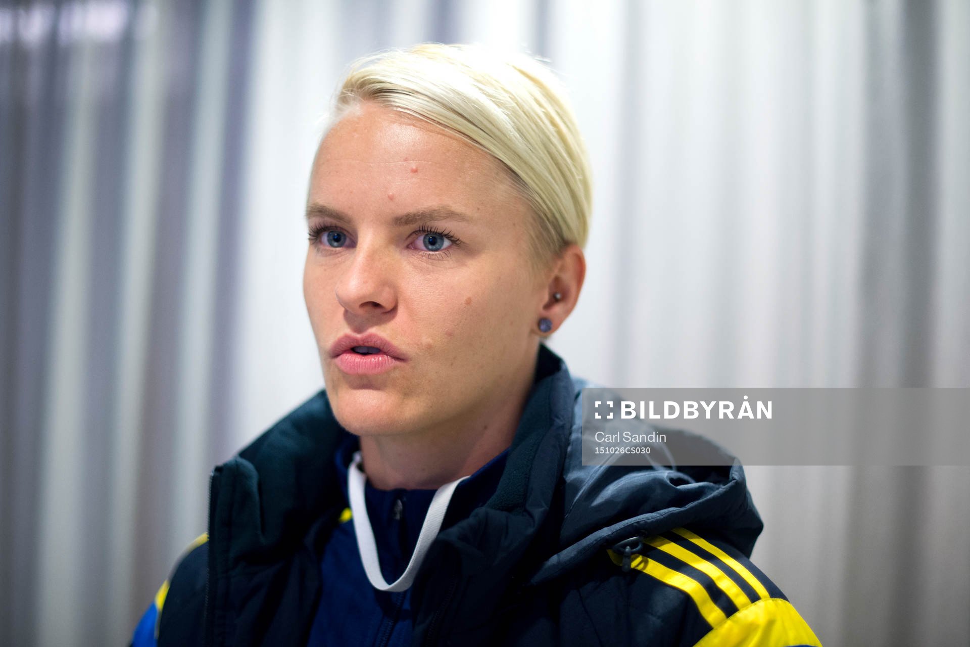 Sveriges Nilla Fischer bli intervjuad innan en träning med