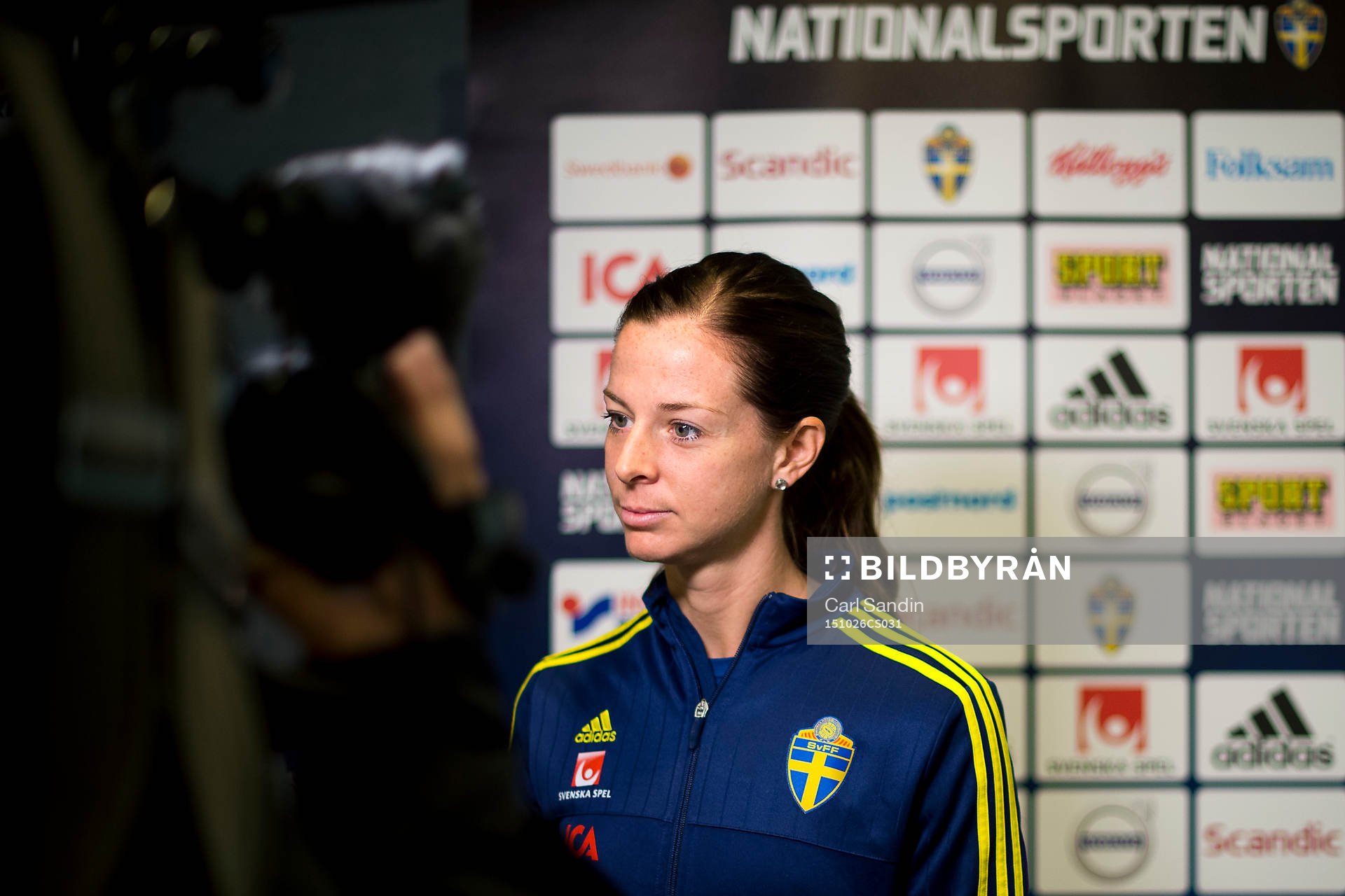 Sveriges Lotta Schelin bli intervjuad innan en träning med