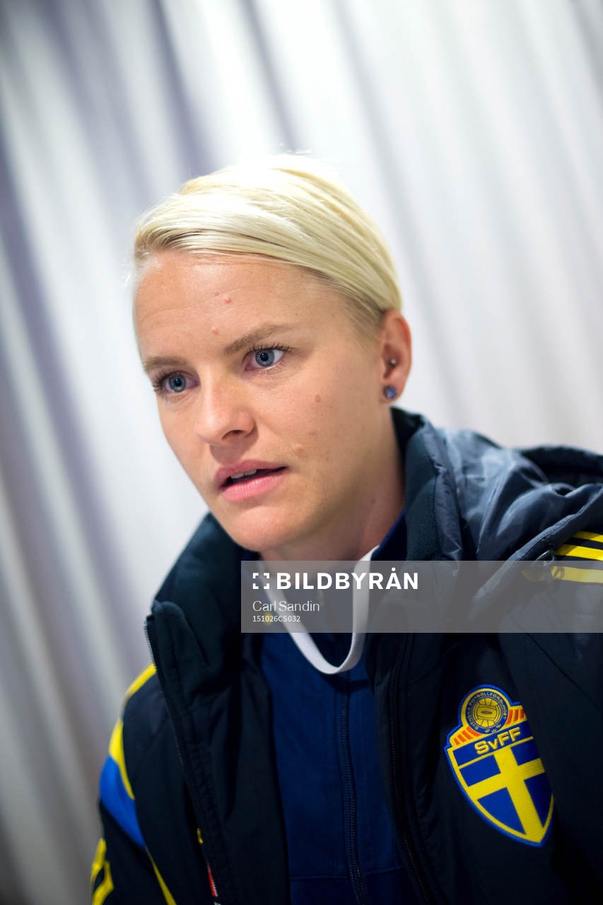 Sveriges Nilla Fischer bli intervjuad innan en träning med