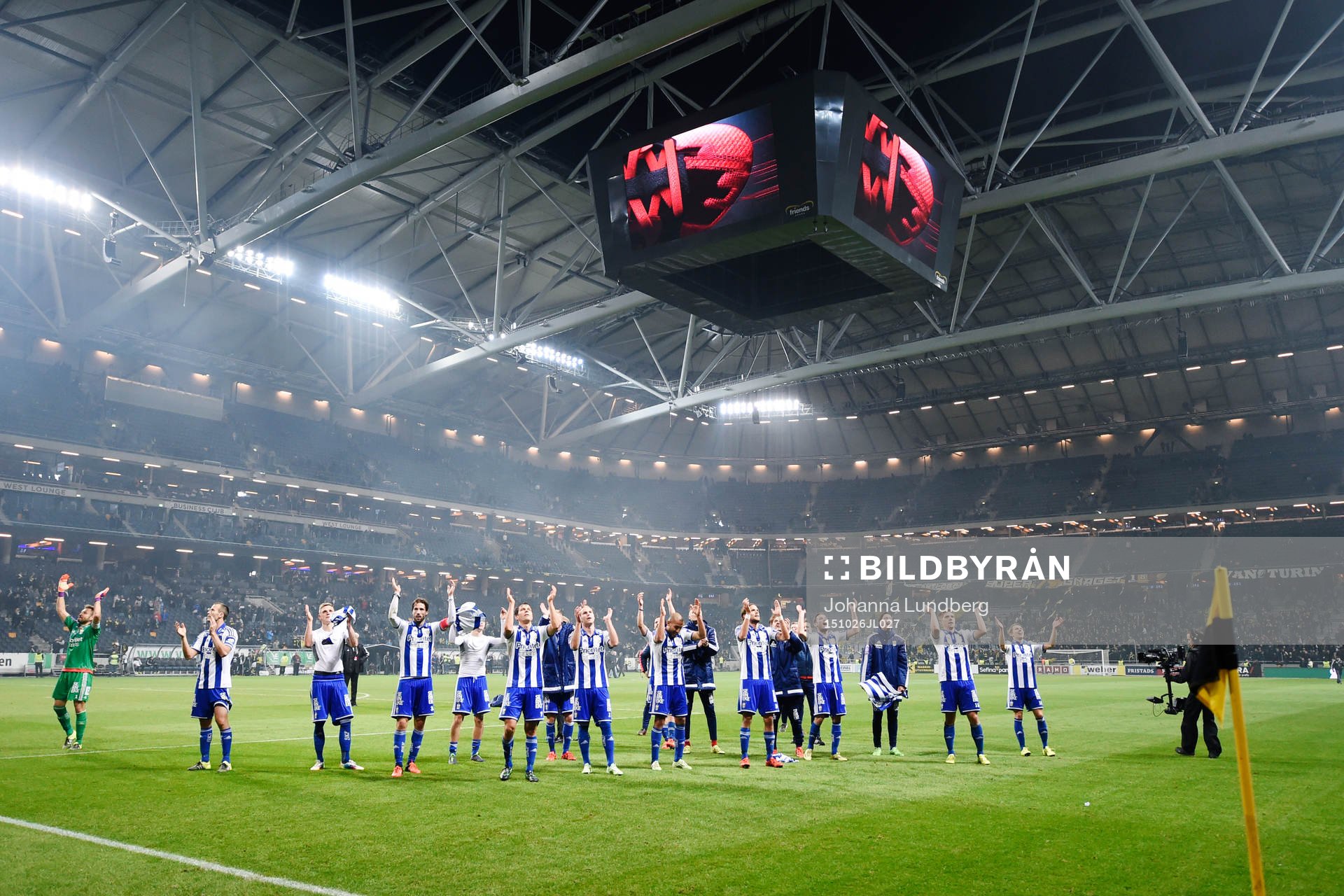 IFK Göteborgs spelare jublar med publiken efter fotbollsmatchen i Allsvenskan mellan AIK och IFK Göteborg den 26 oktober 2015 i Stockholm.