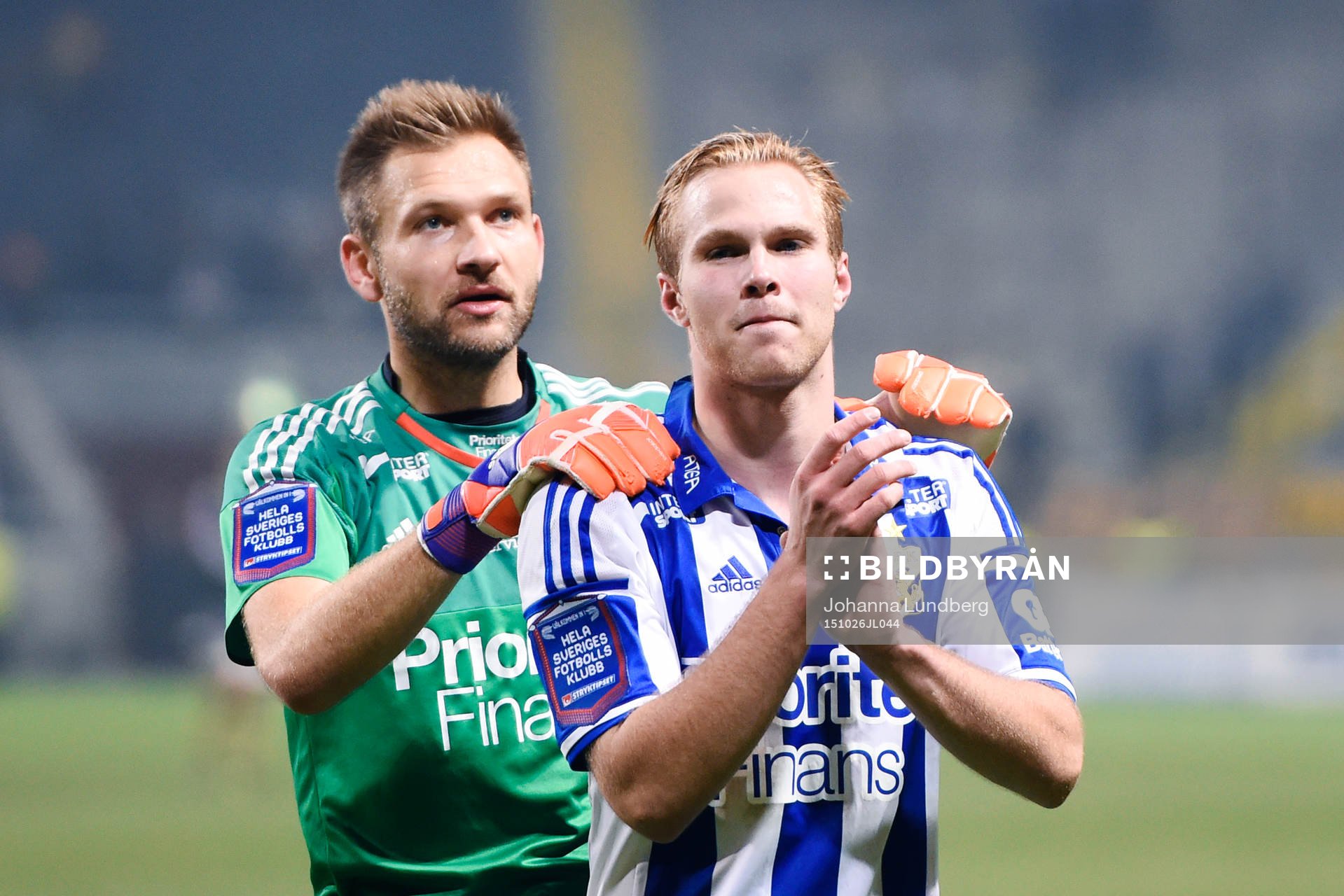 IFK Göteborgs målvakt John Alvbåge kramar om Gustav