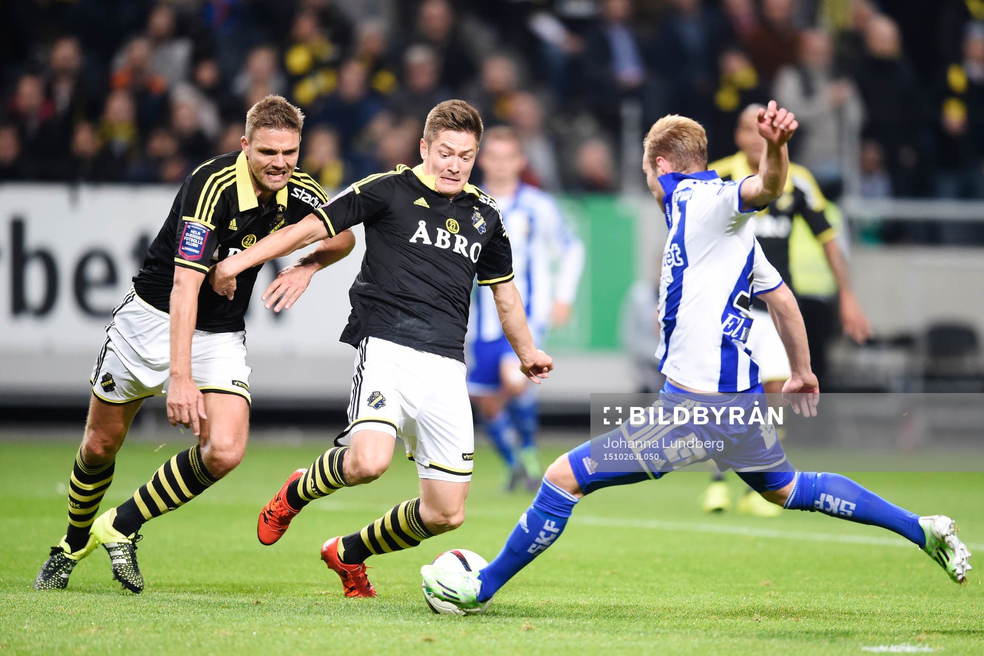 AIK:s Jos Hooiveld och Haukur Heidar Hauksson hakar fast i varandra samtidigt som IFK Göteborgs Gustav Engvall gör 1-1 under fotbollsmatchen i Allsvenskan mellan AIK och IFK Göteborg den 26 oktober 2015 i Stockholm.