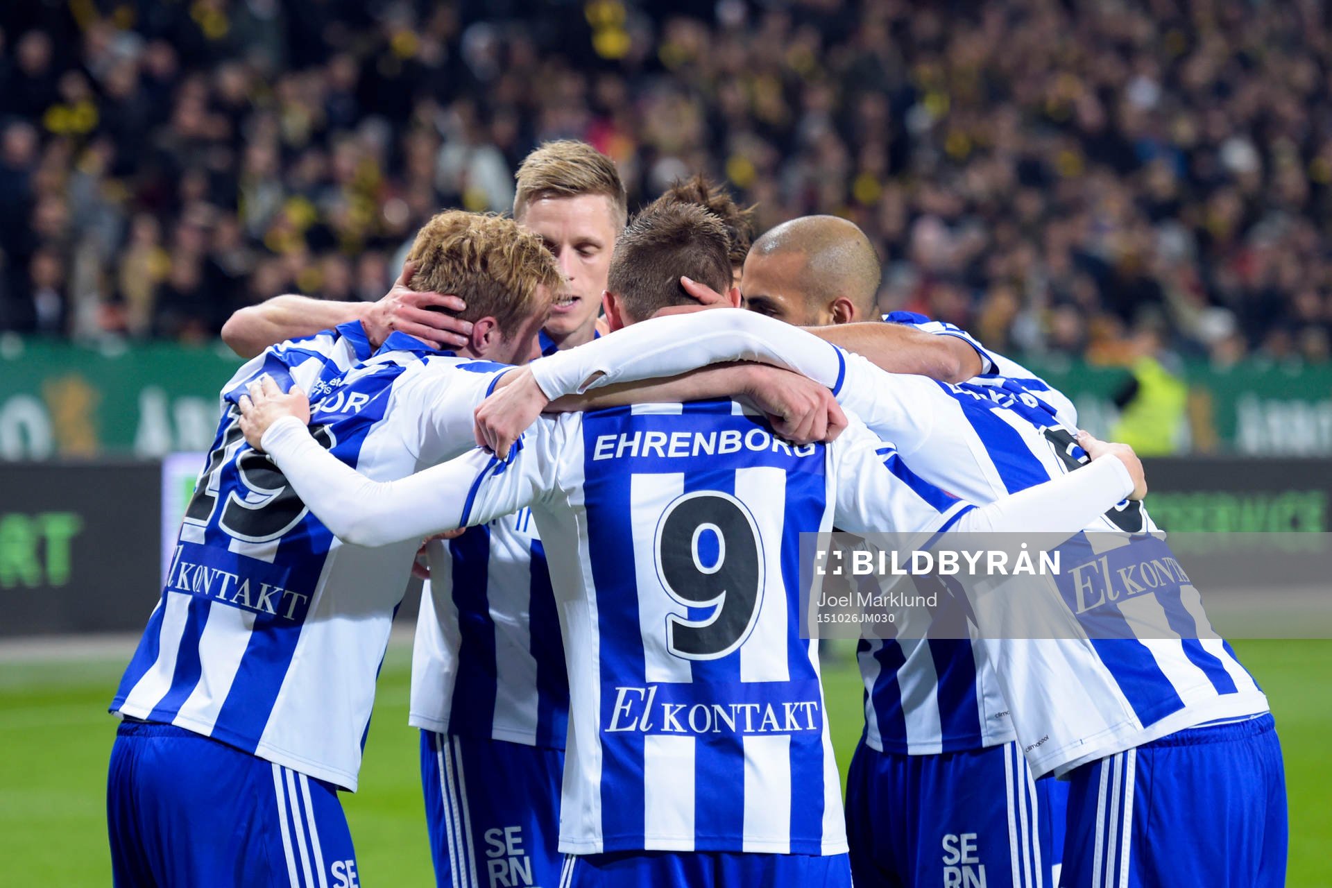 IFK Göteborgs Gustav Engvall firar efter 1-2 under fotbollsmatchen i Allsvenskan mellan AIK och IFK Göteborg den 26 oktober 2015 i Stockholm.