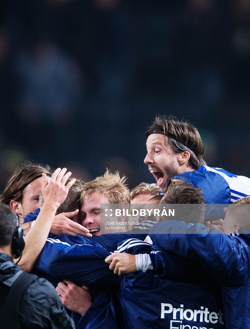 IFK Göteborgs spelare jublar efter fotbollsmatchen i Allsvenskan mellan AIK och IFK Göteborg den 26 oktober 2015 i Stockholm.