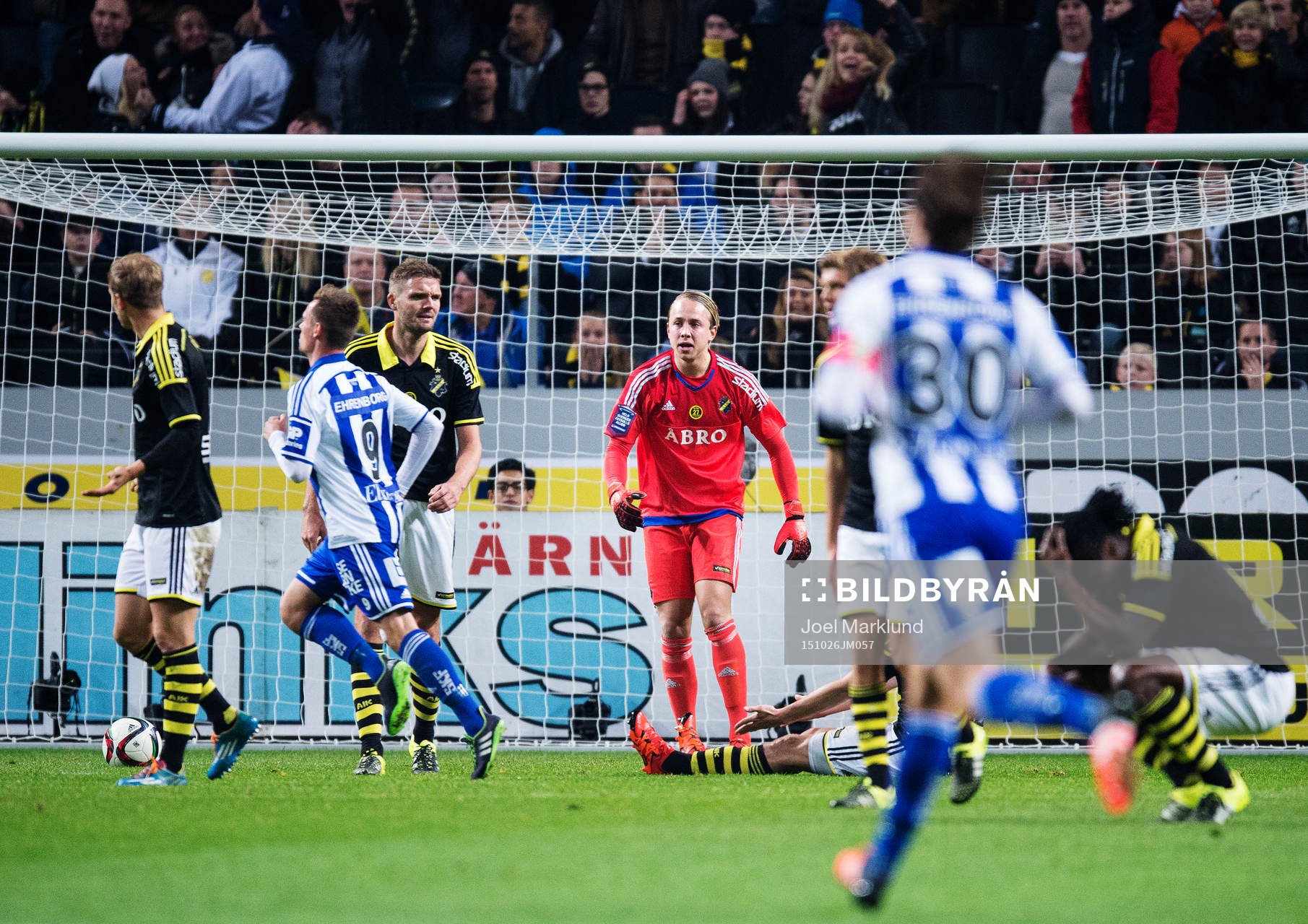 s Jos Hooiveld och målvakt Patrik Carlgren deppar
