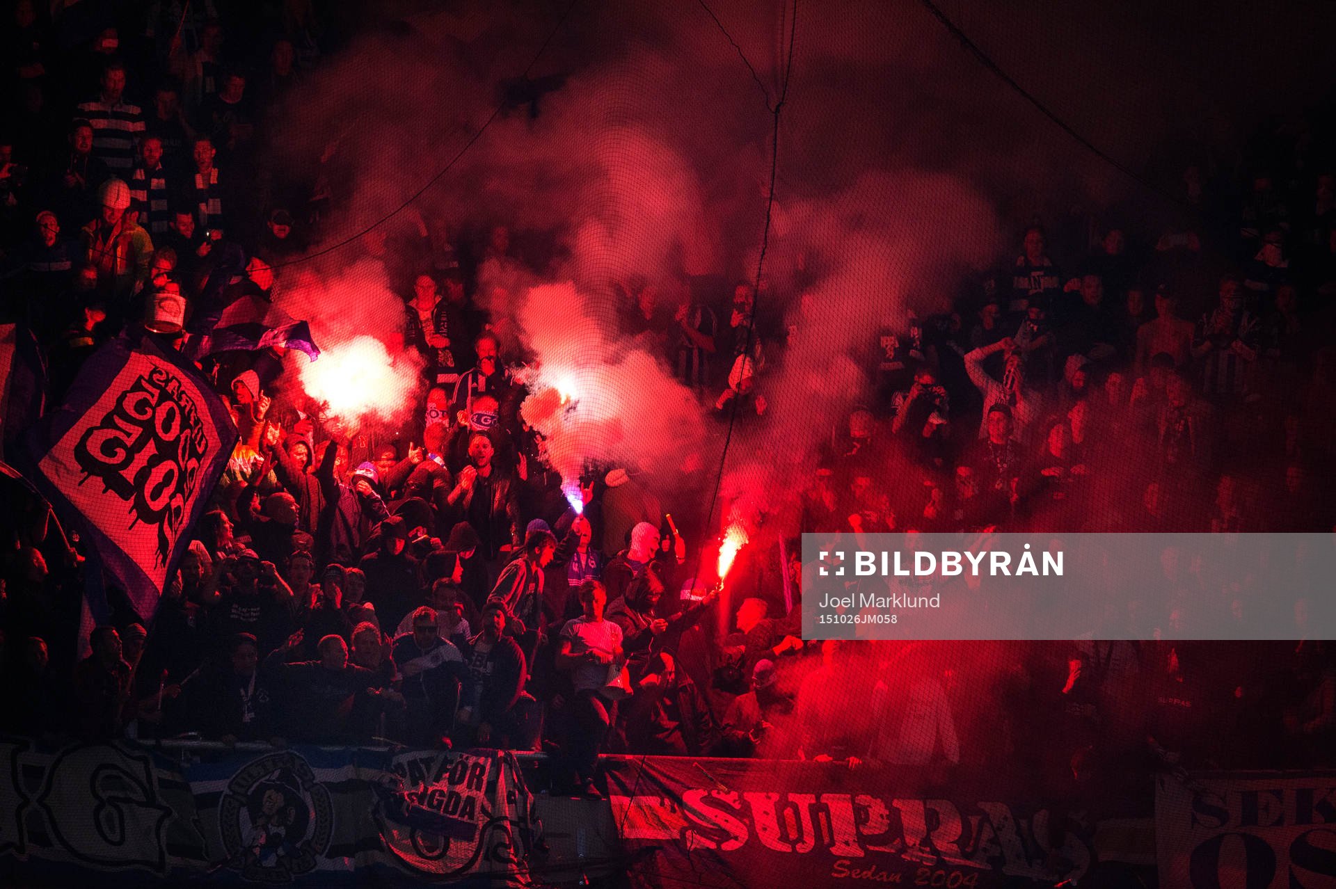 Bengaleldar i IFK Göteborgs klack under fotbollsmatchen i Allsvenskan mellan AIK och IFK Göteborg den 26 oktober 2015 i Stockholm.
