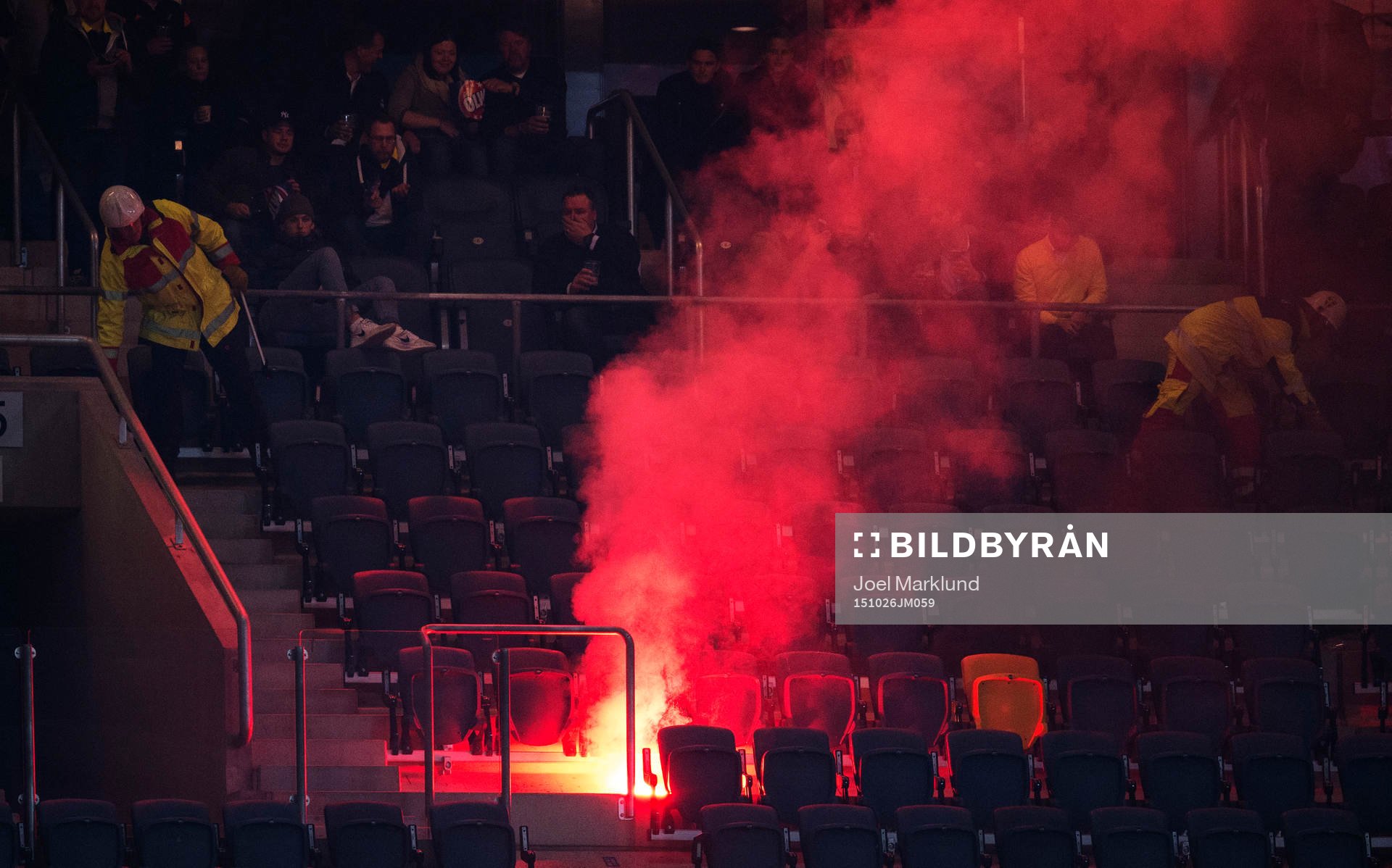 En bengaleld kastad från IFK Göteborg-klacken brinner