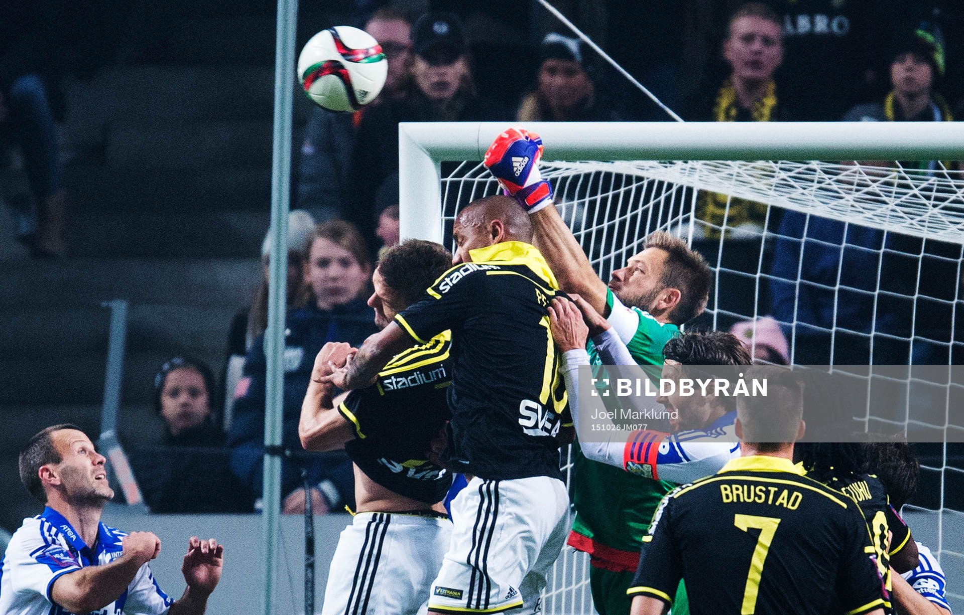 IFK Göteborgs målvakt John Alvbåge boxar bort bollen