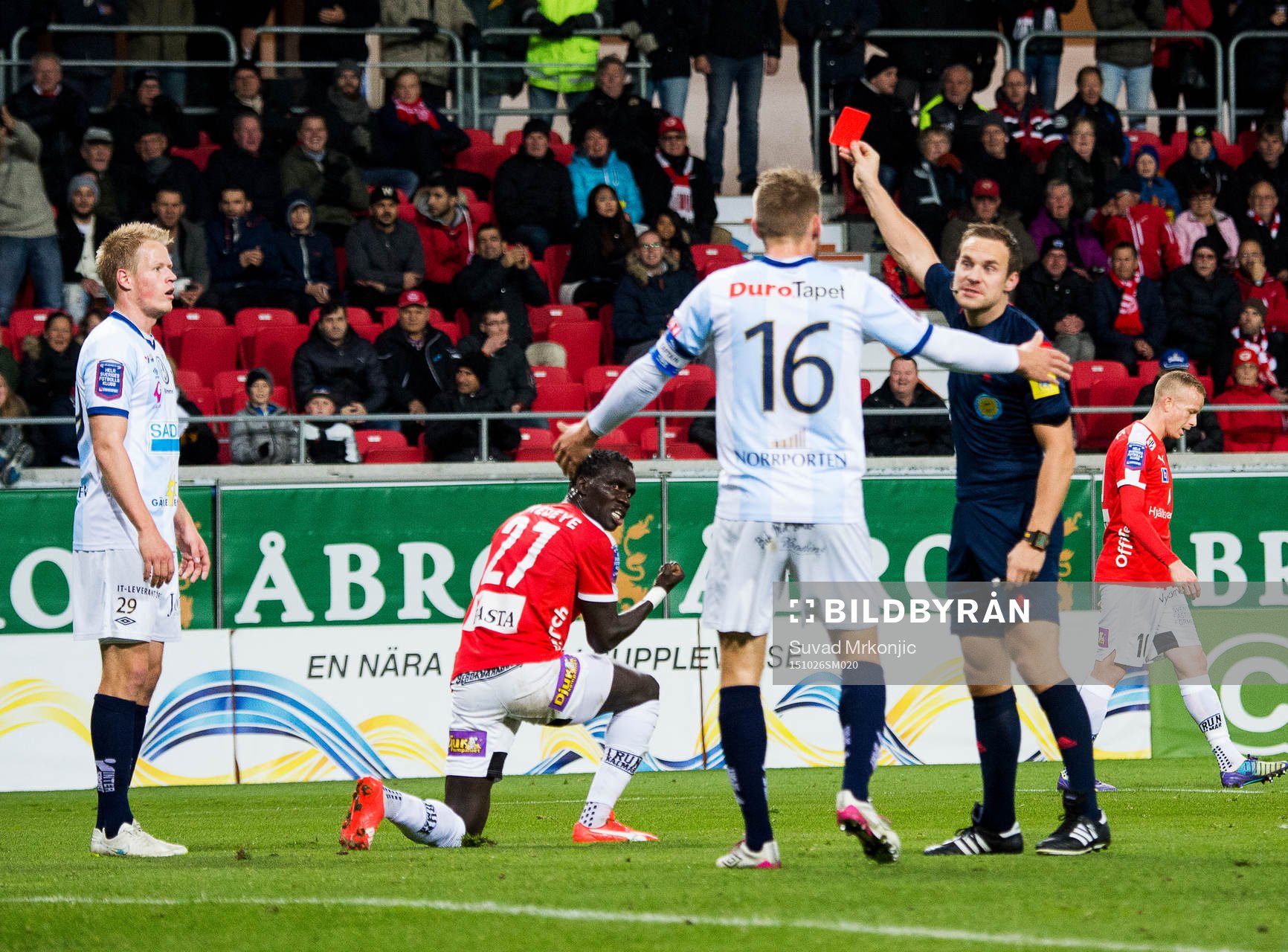 Domaren Kristoffer Karlsson visar ut Gefles Martin