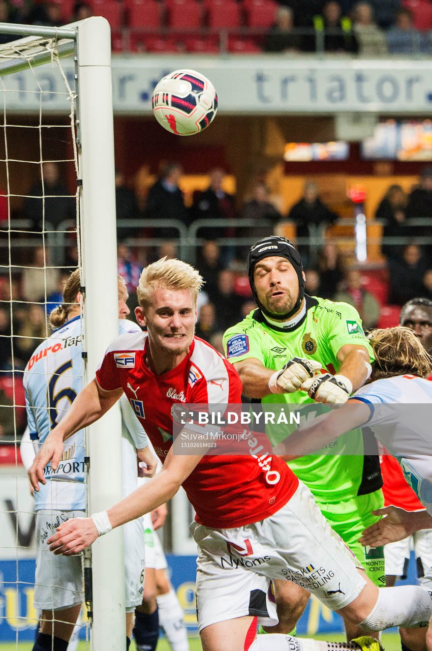 Kalmars Ludvig Öhman nickar i ribban medan Gefles målvakt