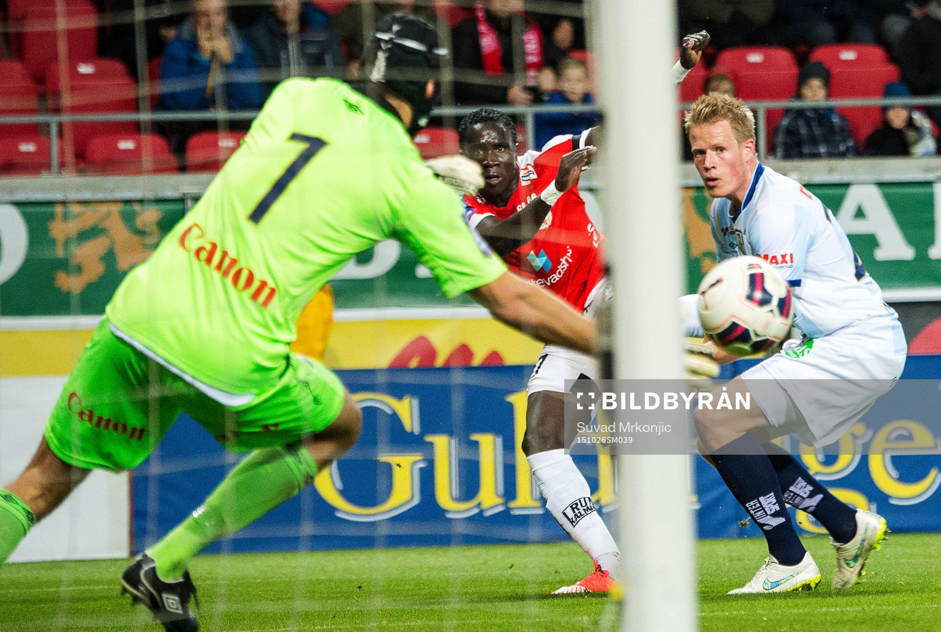 Kalmars Papa Alioune Diouf och Gefles målvakt Emil Hedvall