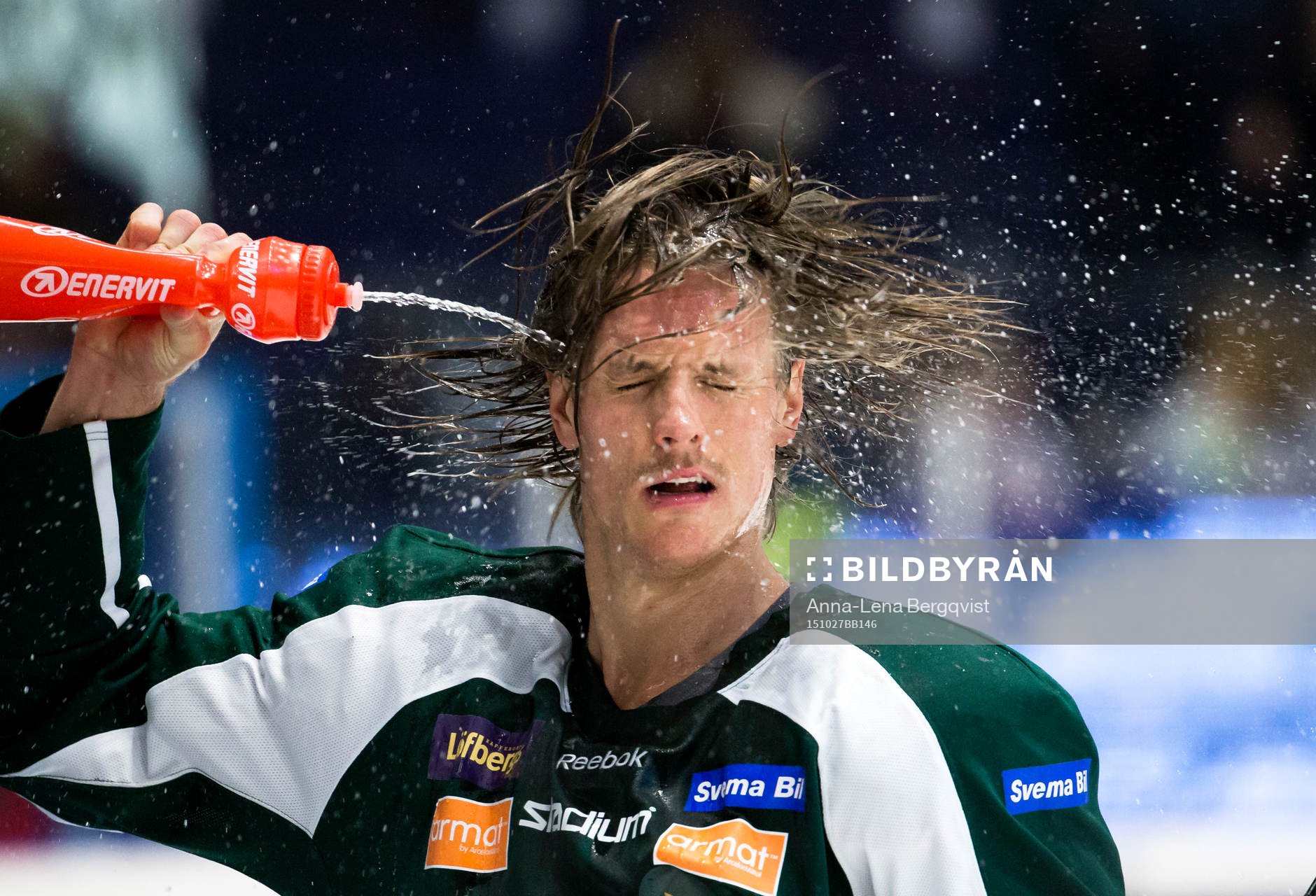 Färjestads Magnus Nygren svalkar sig