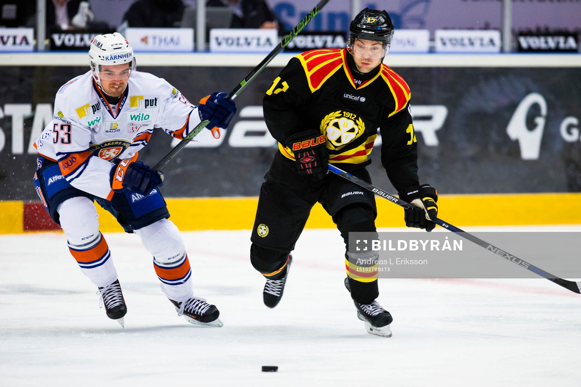 Växjös Eddie Larsson i kamp om pucken med Brynäs Pathrik
