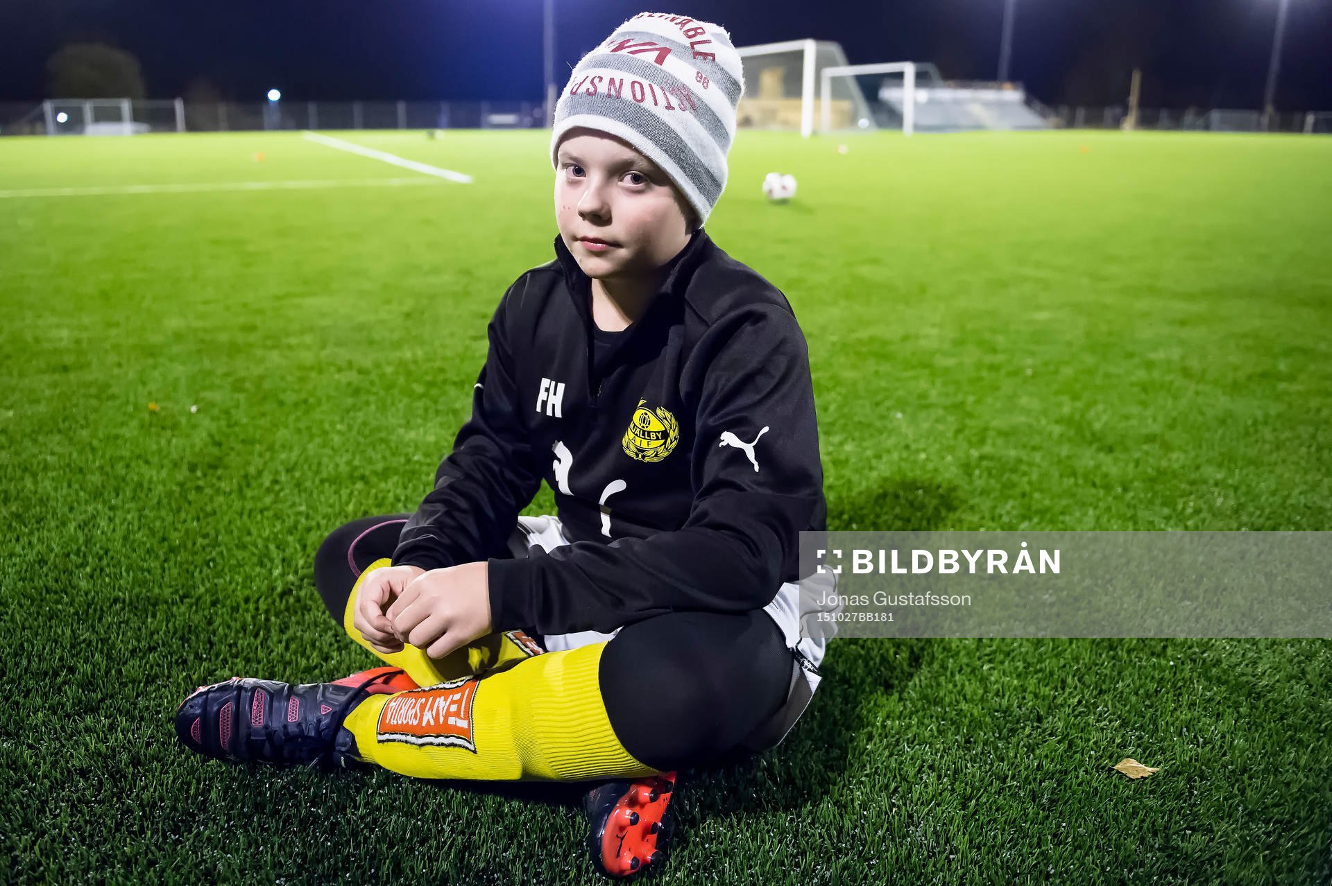 En ungdom i Mjällbys ungdomssektion lyssnar på sin