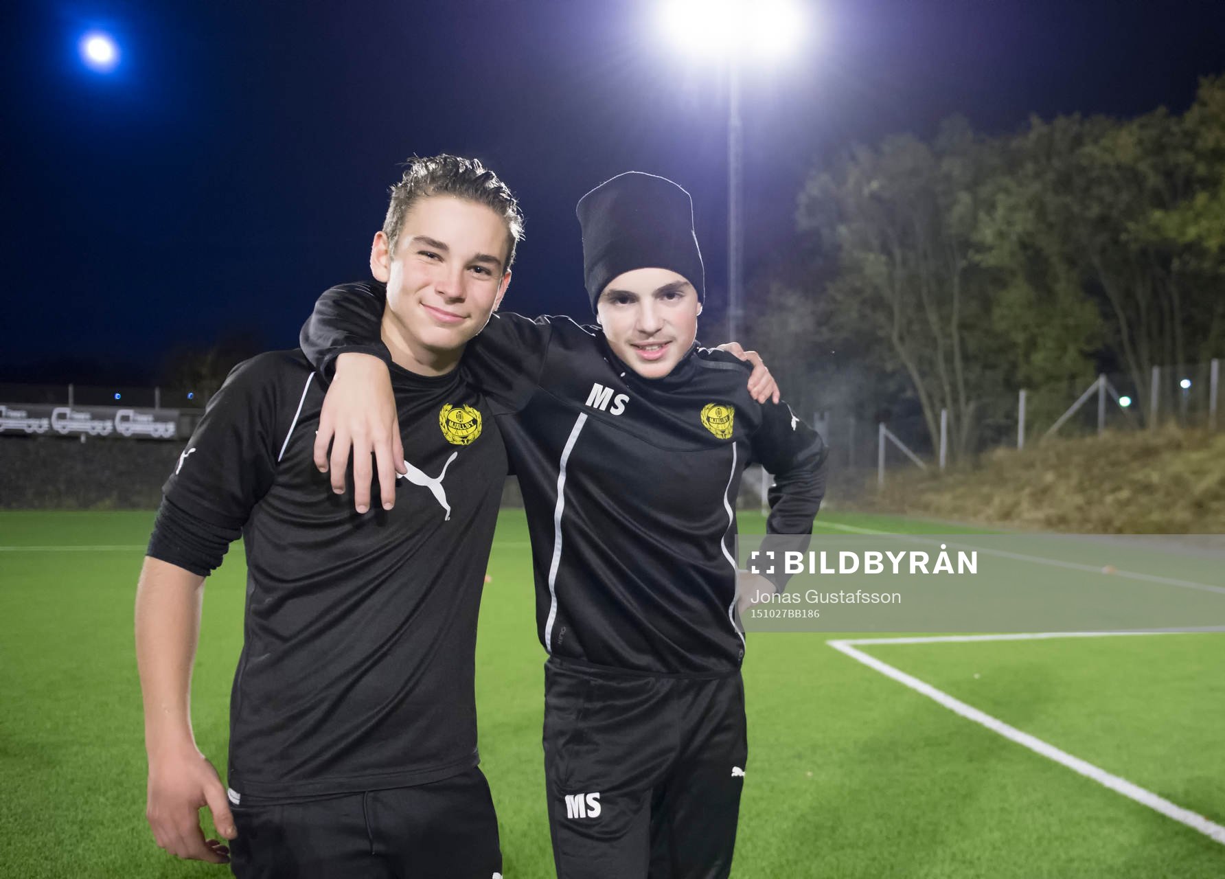 Två ungdomar i Mjällbys ungdomssektion lyssnar på sin