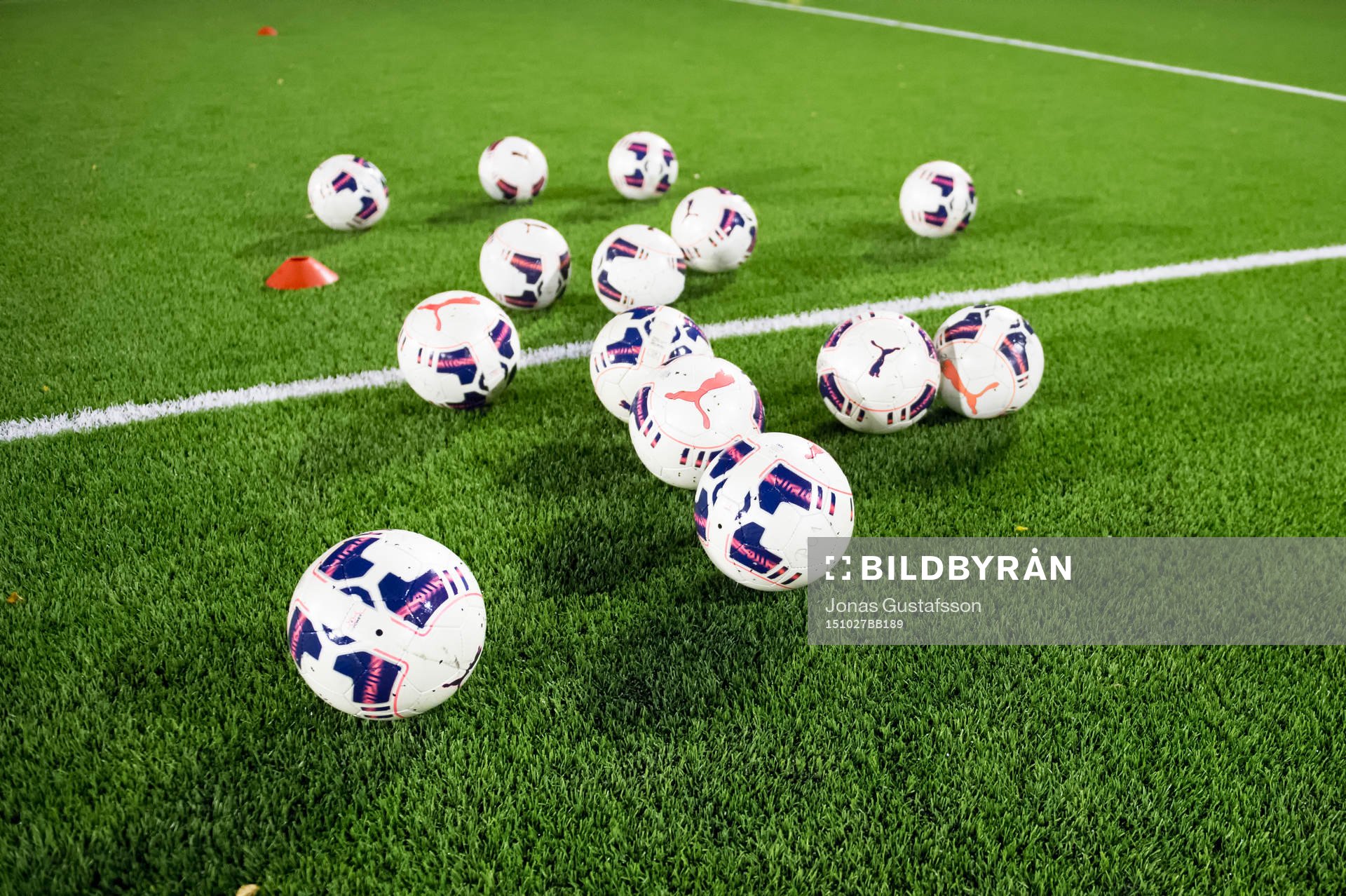 Fotbollar på en konstgräsplan