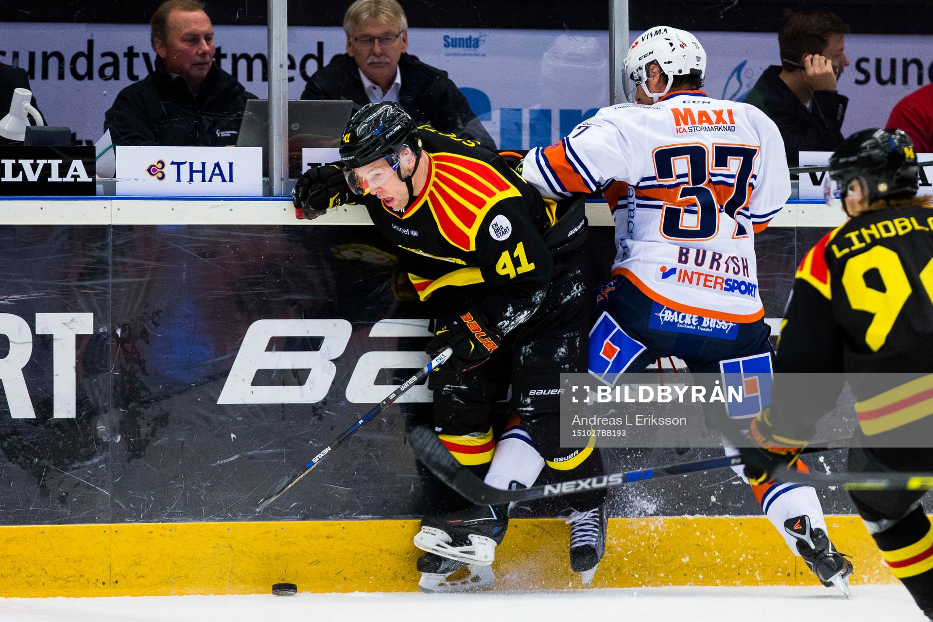 Brynäs Greg Scott i kamp om pucken med Växjös Adam Burish