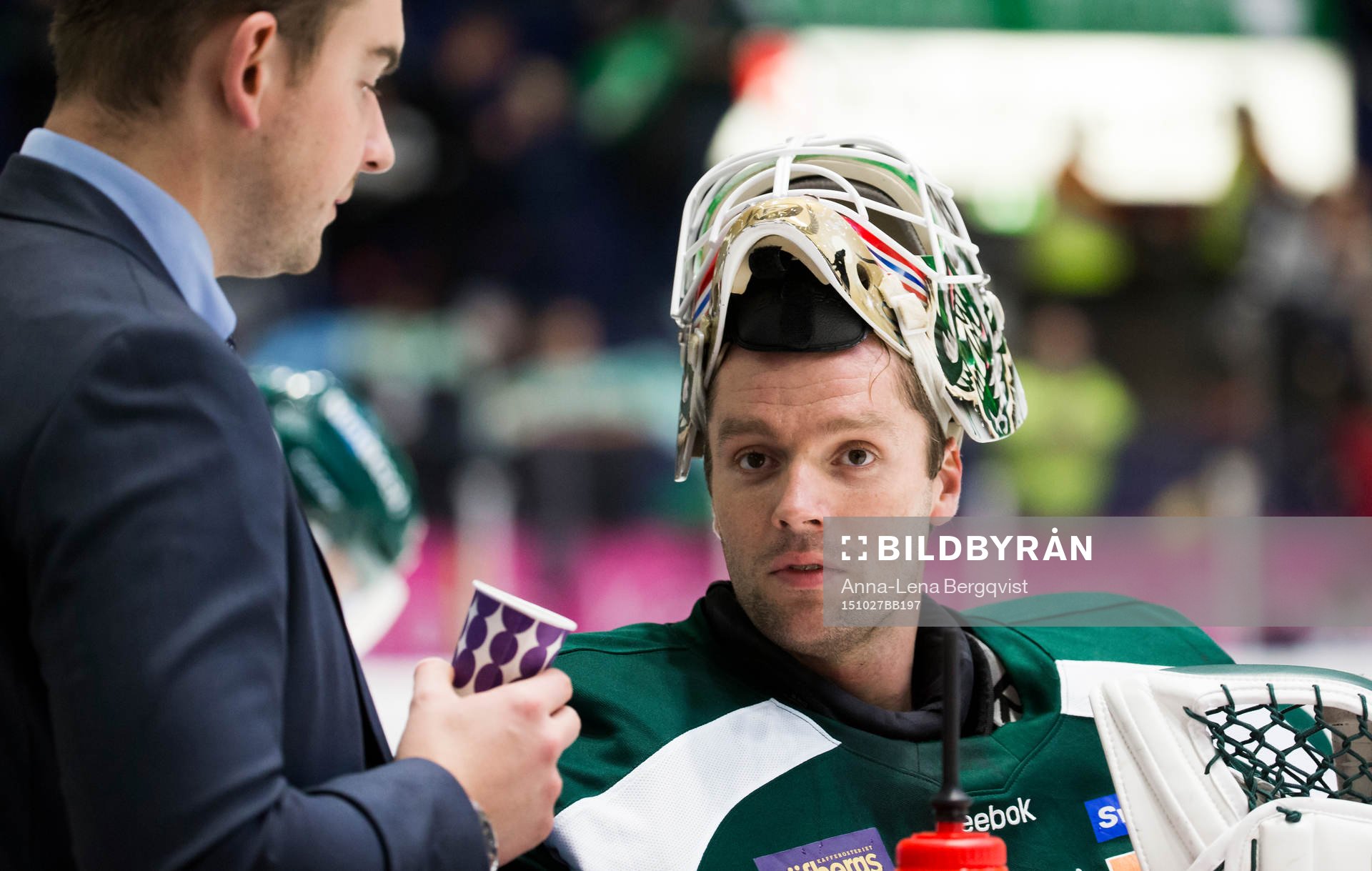 Färjestads målvakt Lars Haugen med mask pannan pratar med