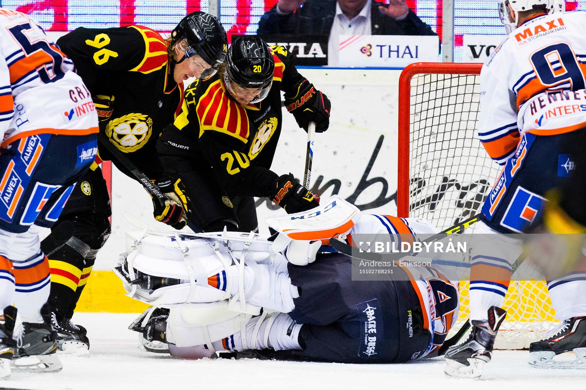 Brynäs Oskar Lindblom och Adam Brodecki i kamp om pucken