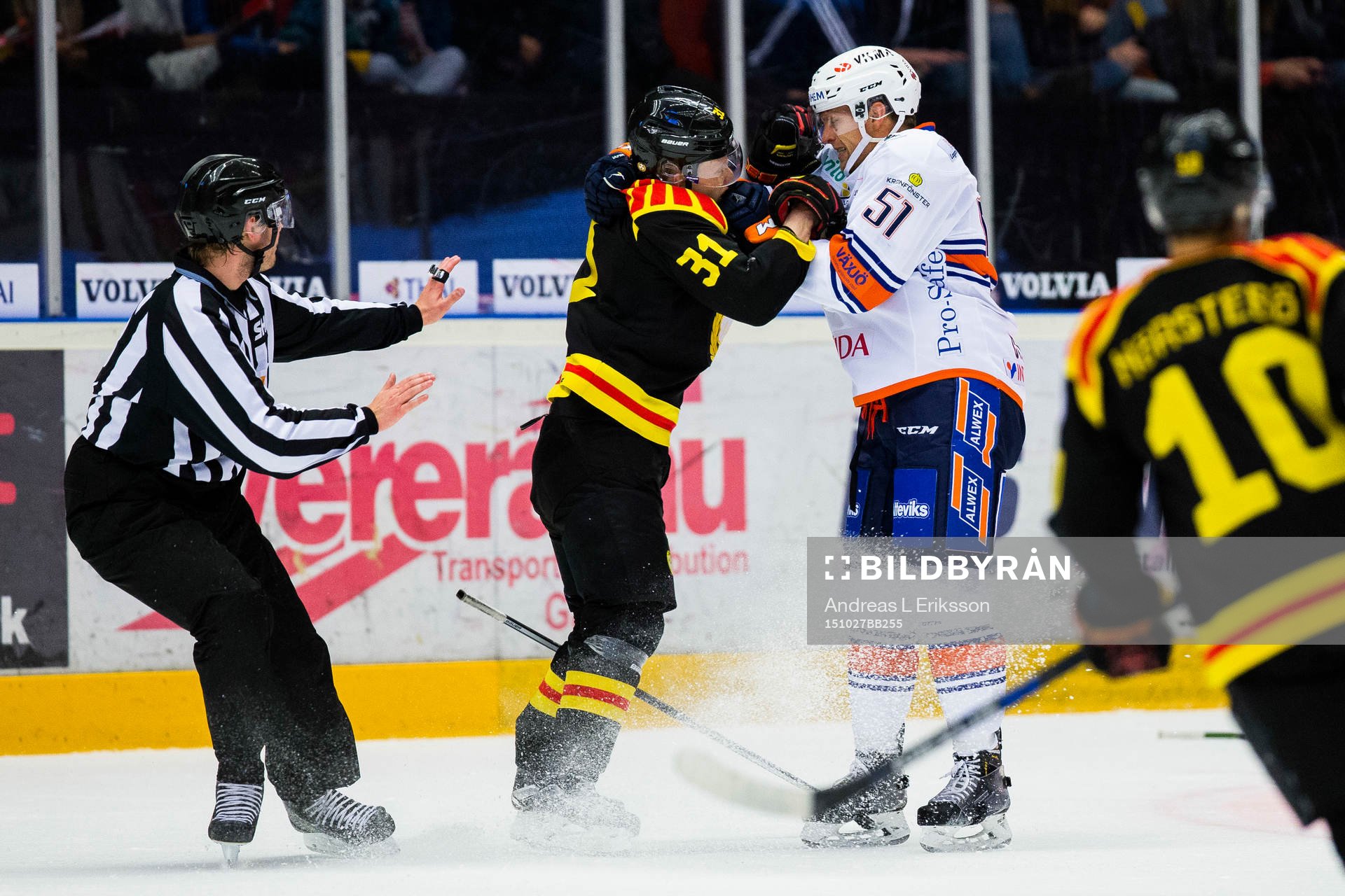 Brynäs Daniel Mannberg och Växjös Joey Crabb i slagsmål