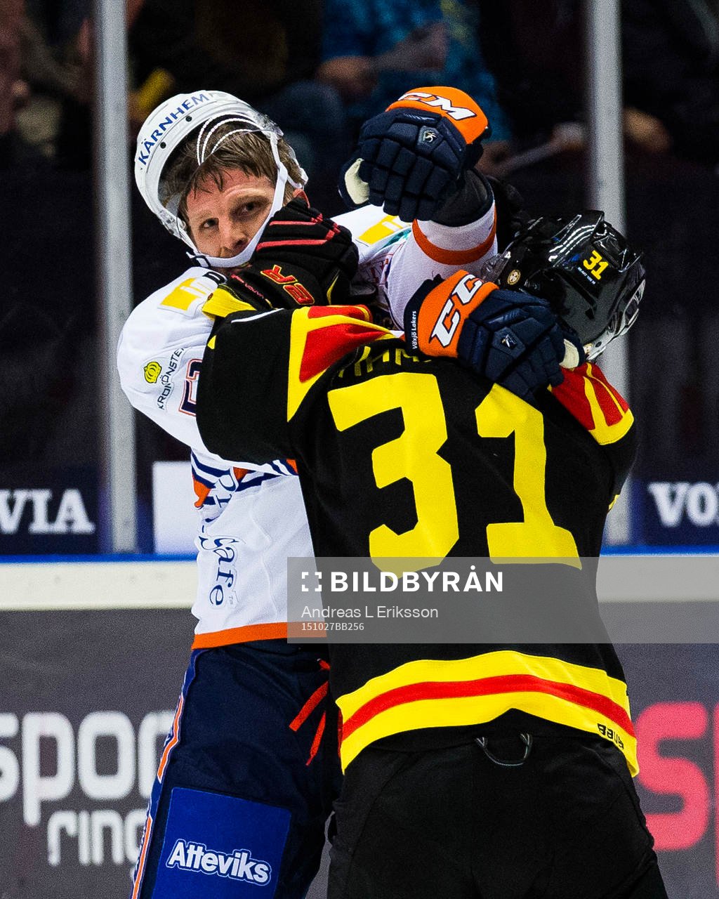 Brynäs Daniel Mannberg och Växjös Joey Crabb i slagsmål