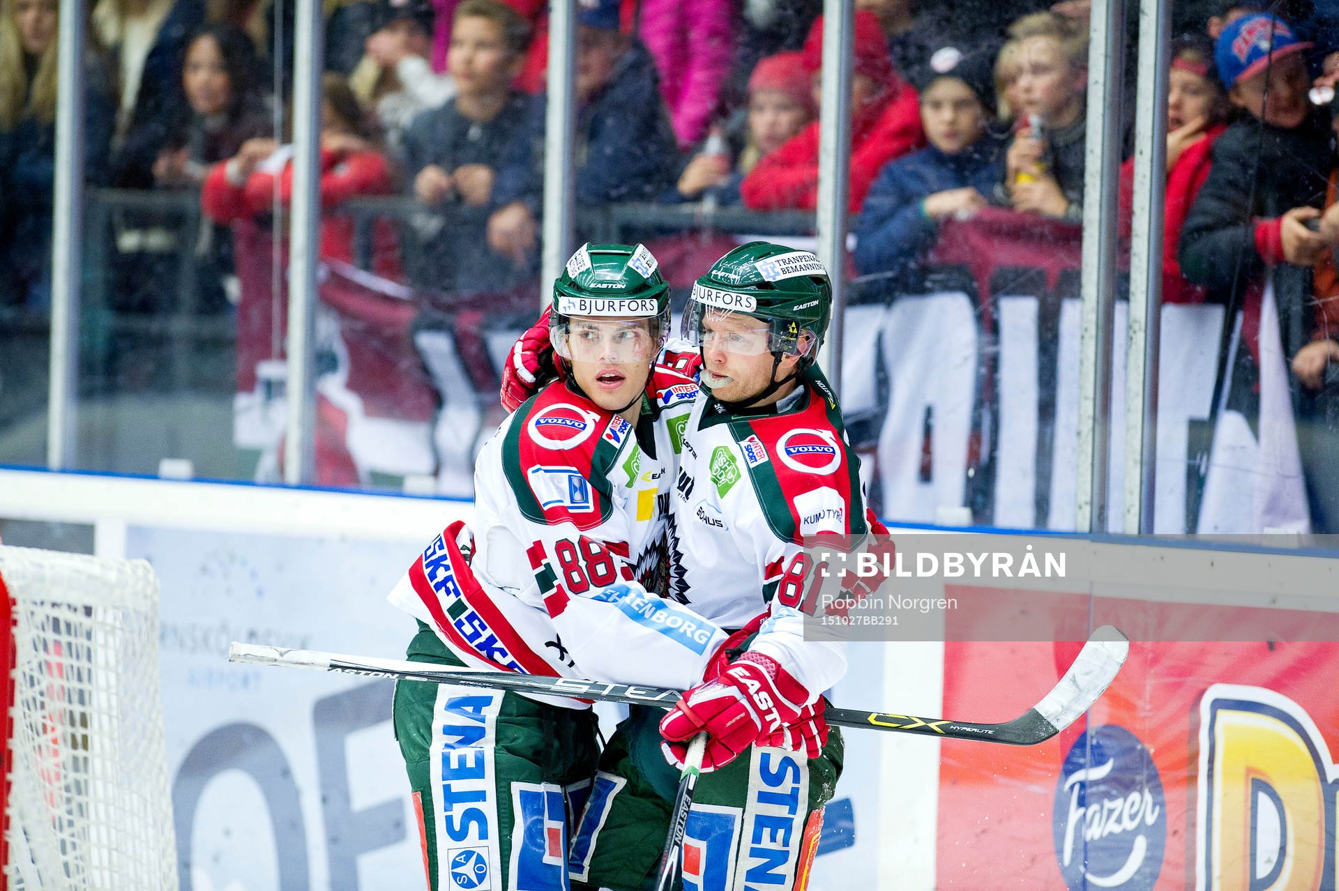 Frölundas Andreas Johnsson och Ryan Lasch jublar
