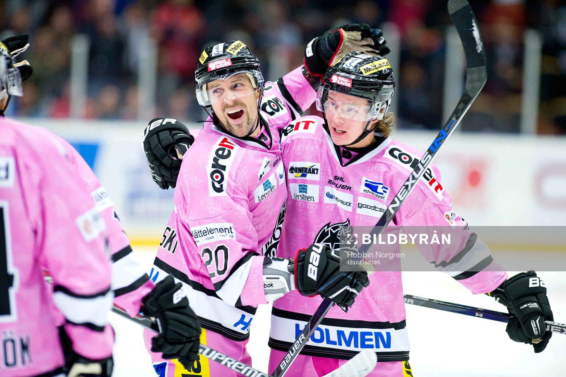 Modos Joel Kwaitkowski och Victor Olofsson jublar