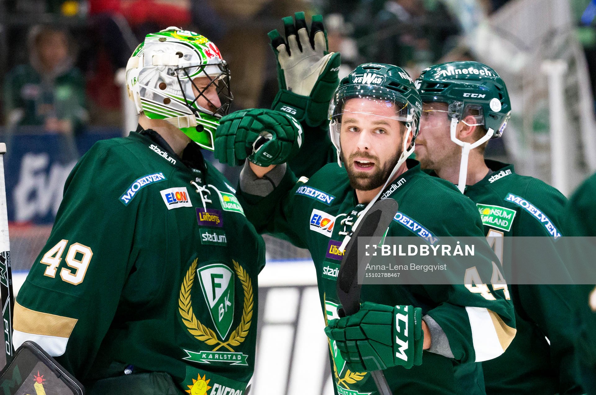 Färjestads Milan Gulas och Linus Persson kramar om