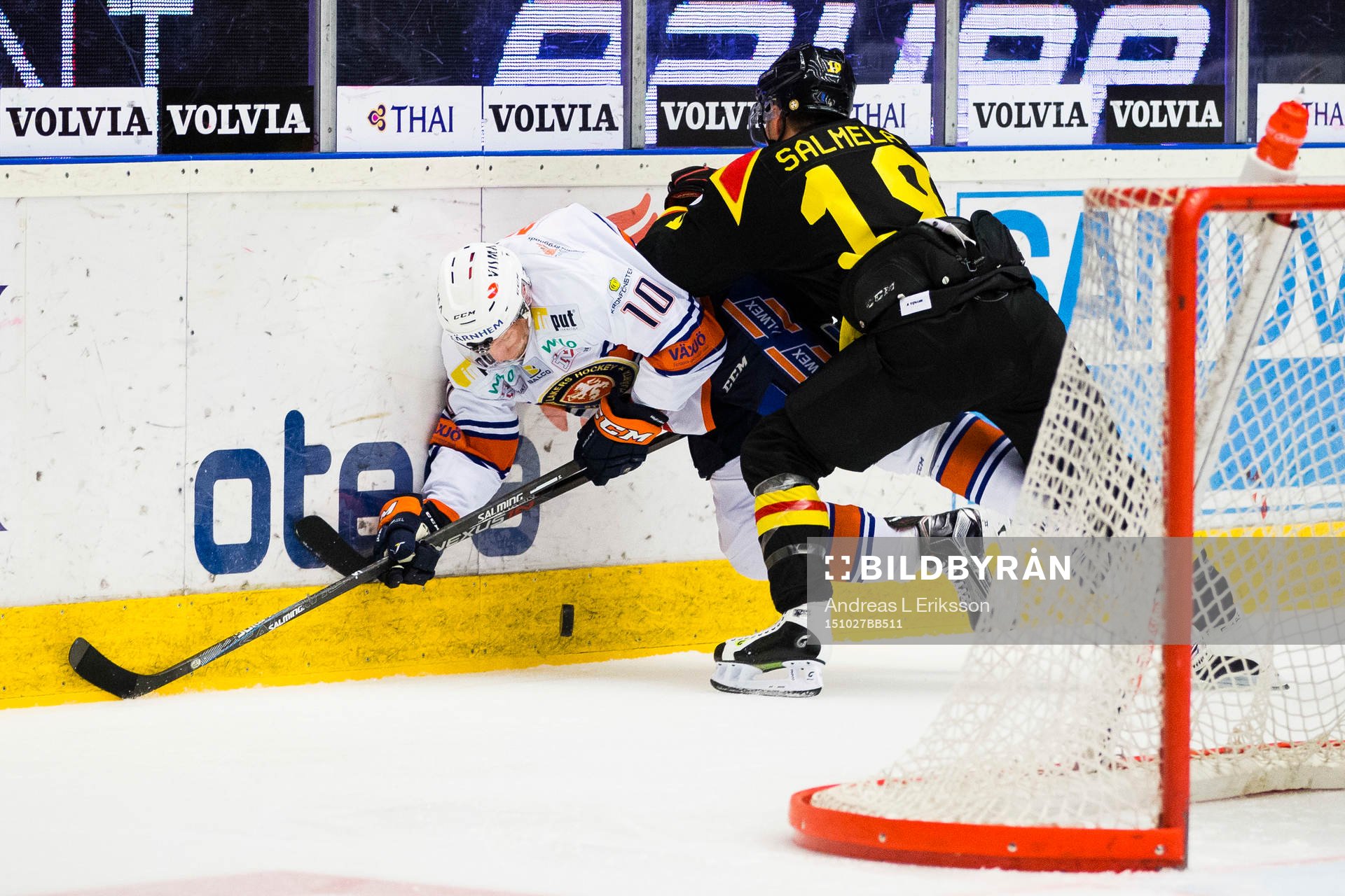 Växjös Richard Gynge trycks in i sargen av Brynäs Anssi