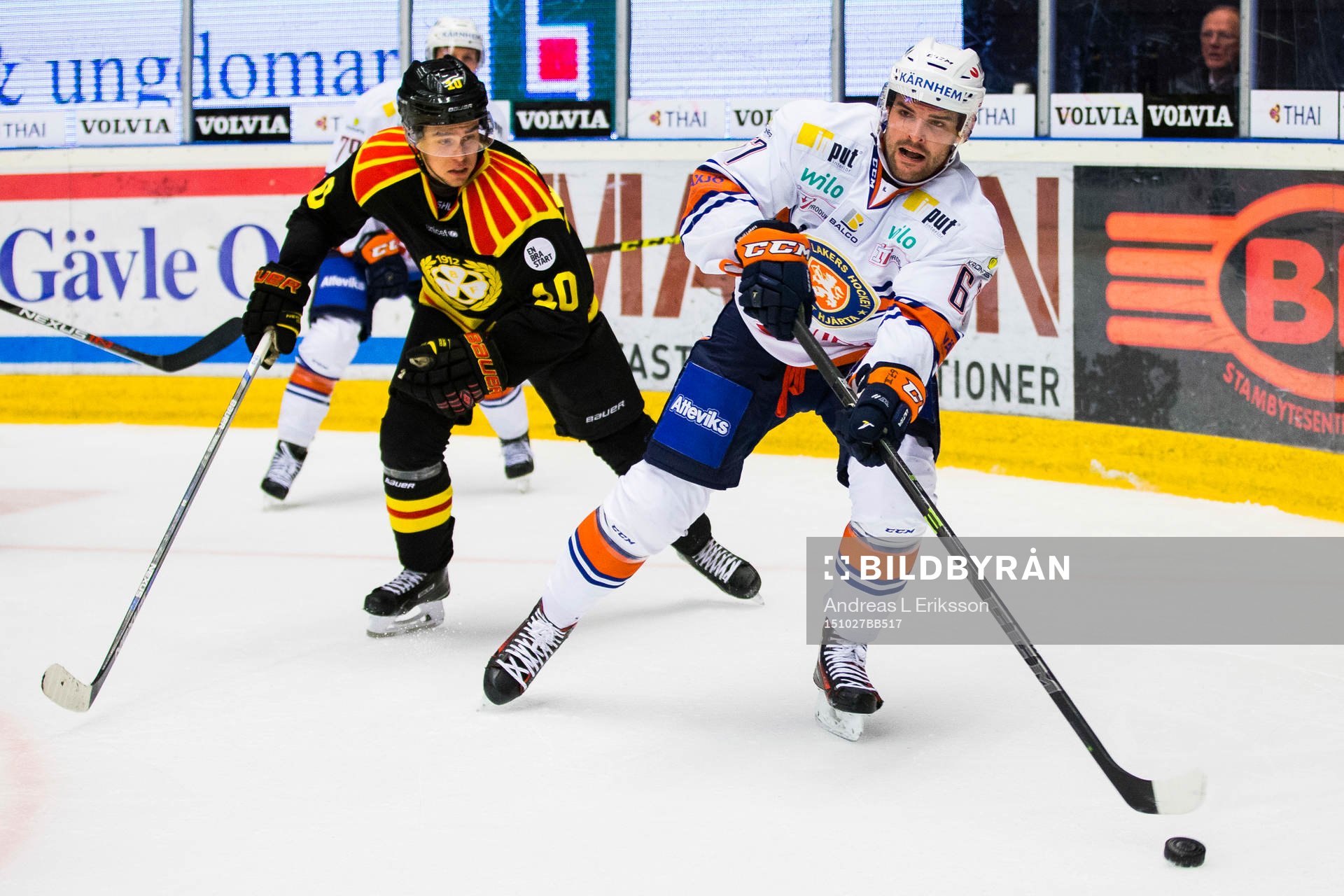 Brynäs Mattias Nörstebö jagar Växjös Linus Fröberg