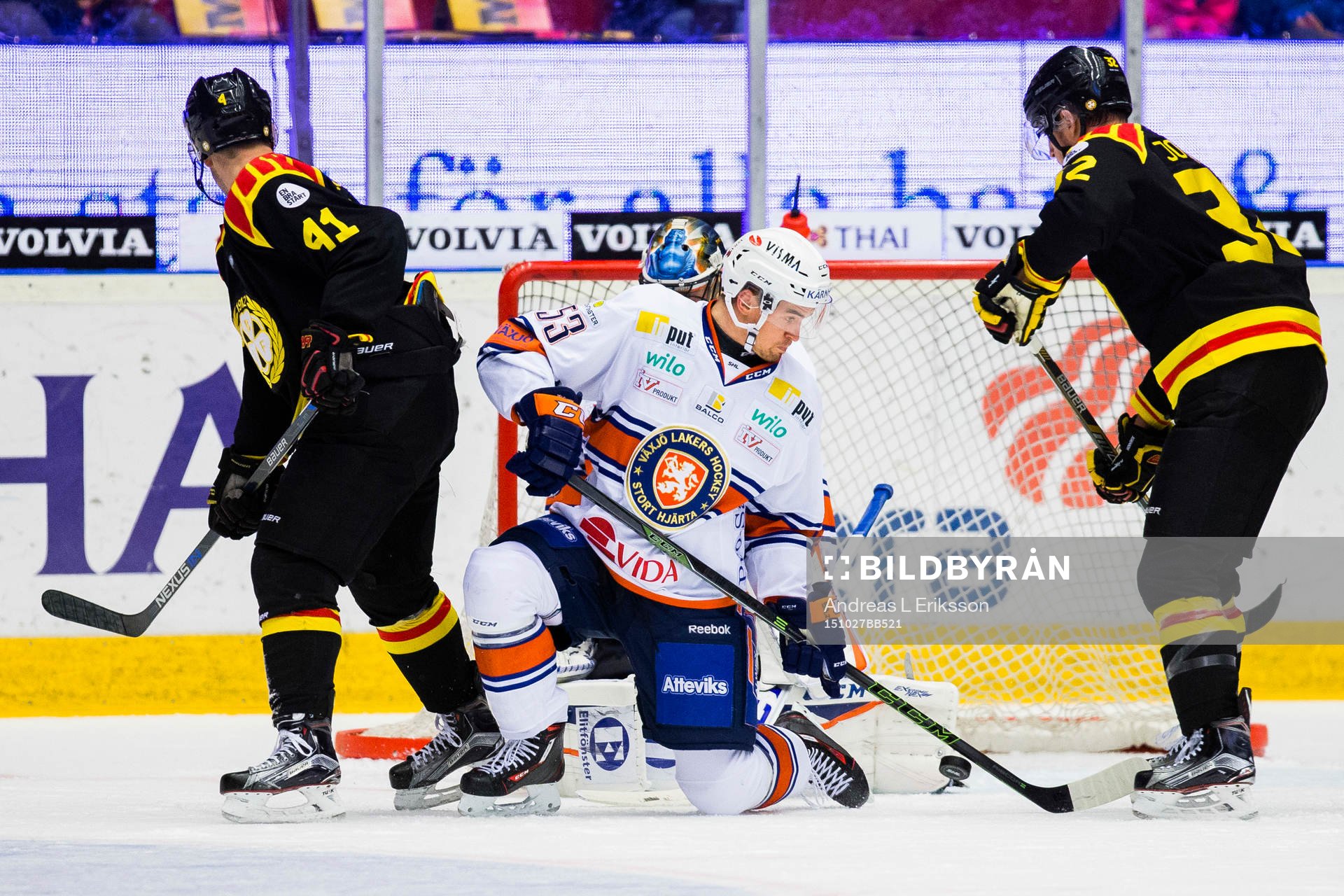 Växjös Eddie Larsson försvarar sig mot Brynäs Greg